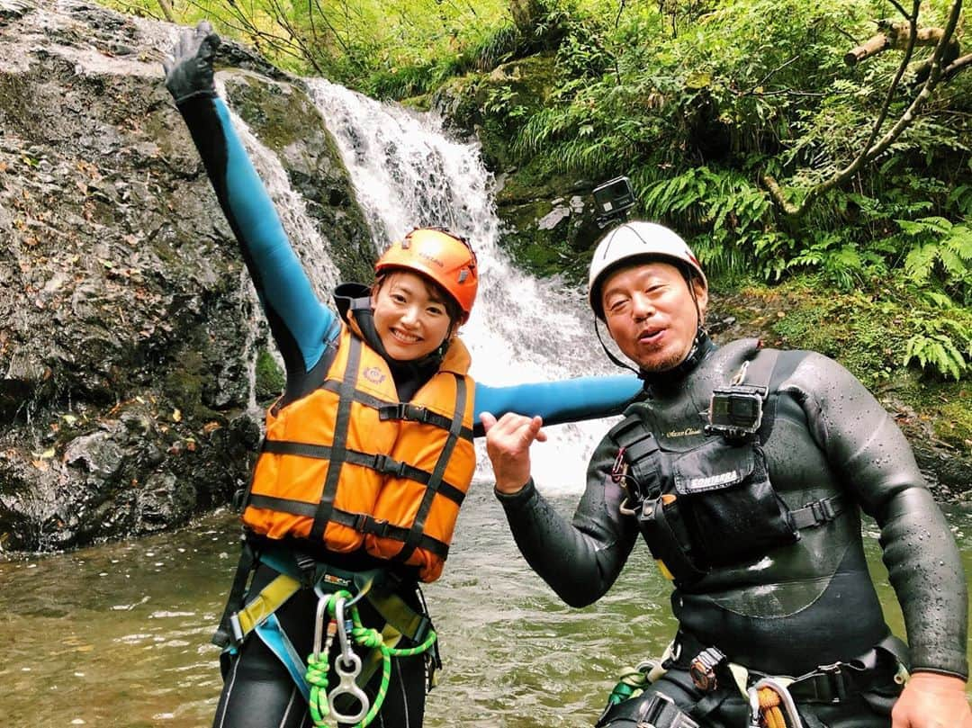 的場絢香さんのインスタグラム写真 - (的場絢香Instagram)「🌊﻿ ﻿ 大自然のアトラクション！✧﻿ ﻿ 小松市大杉町でキャニオニングを﻿ 楽しんできました⛰🍃﻿ ﻿ 滝をスライダーのように滑り降りたり、﻿ 木の枝から滝壺へジャーーンプ💨﻿ 気持ちよかった〜！！(ビビってたけど。笑)﻿ ﻿ カラダを使って思いっきり遊んできました♩﻿ ﻿ __________________________________ #石川さん情報liveリフレッシュ  #石川テレビ #旅したがーる #ロケ #石川県 #小松市 #キャニオニング #アクティビティ #大自然 #滝」10月1日 19時22分 - ayaka_matoba