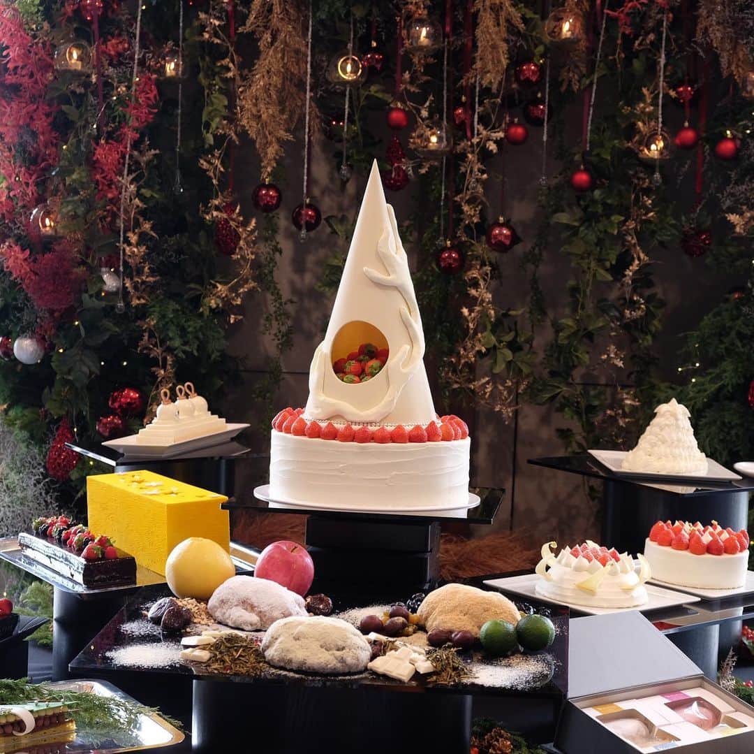 Palace Hotel Tokyo / パレスホテル東京さんのインスタグラム写真 - (Palace Hotel Tokyo / パレスホテル東京Instagram)「本日よりクリスマスケーキ＆ブレッドの予約受付スタート！特別な一日に、お気に入りの一品をぜひ探してみて。Reservations for Christmas cakes and breads start today! Find your favorite for your special holiday.  #クリスマス #クリスマスケーキ #シュトーレン #クリスマススイーツ #ホテルスイーツ #スイーツアンドデリ #丸の内 #パレスホテル東京 #christmas #christmascake #stollen #christmassweets #hotelsweets #sweetsanddeli #Marunouchi #PalaceHotelTokyo」10月1日 19時23分 - palacehoteltokyo
