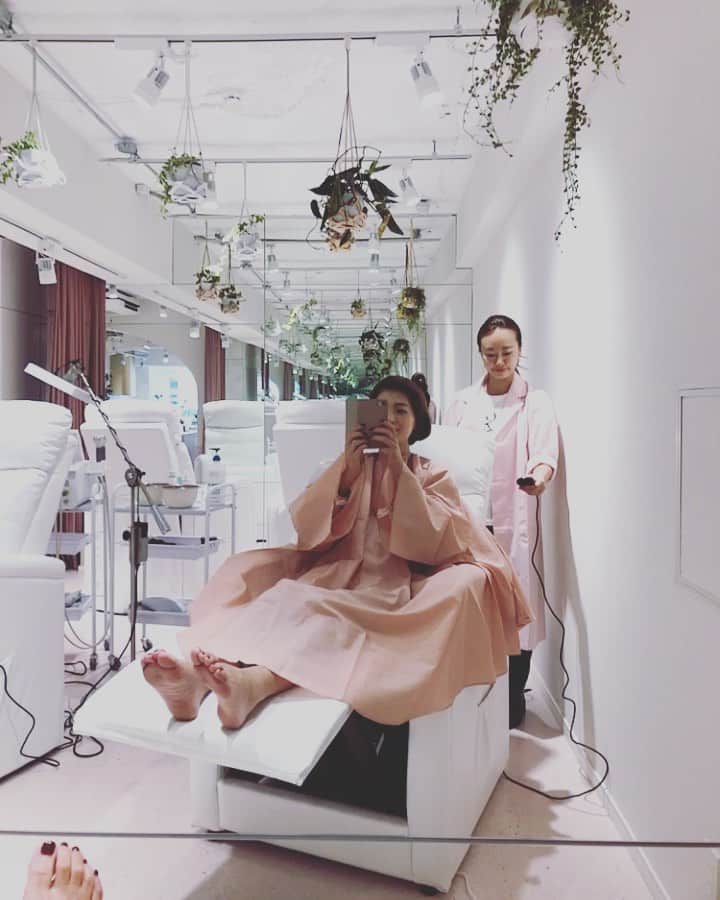 廣瀬規子のインスタグラム：「ひぇ〜 @queens_laundry の クイックエステ💆‍♀️ 受けてきましたぁ！ * 初回はなんと、 各20分3000円で ウォーターピーリング、 そして全然痛くないハイフのようなしっかりリフトアップ効果のあるピュアホワイトソニアが受けれます❣️ * いやぁ。これ、美容皮膚科だと一回何万もするものなのだそうですが、、、痛みもなければダウンタイムもないので、施術中は寝れちゃうし、お化粧もして帰れる（お化粧しちゃうのもったいないけど💦） * 最高によかったーーー！ 肌がワントーン明るくなったし、 何よりお化粧のノリが良すぎるくらい😭🙈💓 * リピ決定❣️🙋‍♀️ * ほんと、娘の学校が始まってから 益々自分の時間が少なくなってますが、、、やっぱり綺麗になりたい欲は失いたくない🥺🙈 頑張りたい🙈🥺 だから、お手軽に、短時間で、 しかも快適に綺麗になれる場所は、本当に有難いんです😭💓💓💓 * #クイーンズランドリー #表参道 #クイックエステ #ママだって綺麗になりたいんだ #エステ #3枚目はお化粧した後の動画 #化粧のノリが半端ない🙈😍 #エステと全然関係ないですが #去年に引き続き今年こそはデニムが似合う女になりたいと色々試しておりますが #GAPのデニムがなかなか良きで嬉しいです #お尻が大きいのでなかなか合うデニムがないのです」