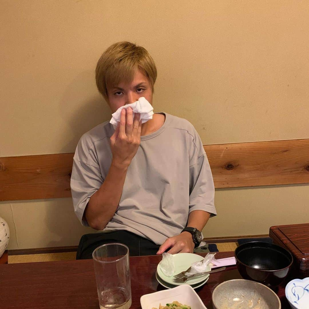 山下達也さんのインスタグラム写真 - (山下達也Instagram)「とある日のソメ君。 9月30日はソメ君の誕生日でした。 おめでとう😚 また鰻連れてってな！いや連れて行かなあかんのか。 #カメラ向けたらいつも怖い顔する #ソメ君の誕生日プレゼントは #10月いっぱいまで受け付けています #ソメ君の好きそうなもの教えます #いつもいい匂いさしてるからー #ボディーソープとかクリームどやろ #高級なやつね #俺も何かいい匂いのプレゼントしよ #ブランド物もドシドシ受け付けてるらしい笑」10月1日 19時45分 - yamagozero