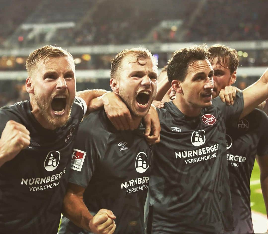 ヨハネス・ガイスのインスタグラム：「💯 % Unterstützung , 💯 % Teamleistung ❤️🖤 🔝 3 wichtige Punkte 🎉 #fcn」