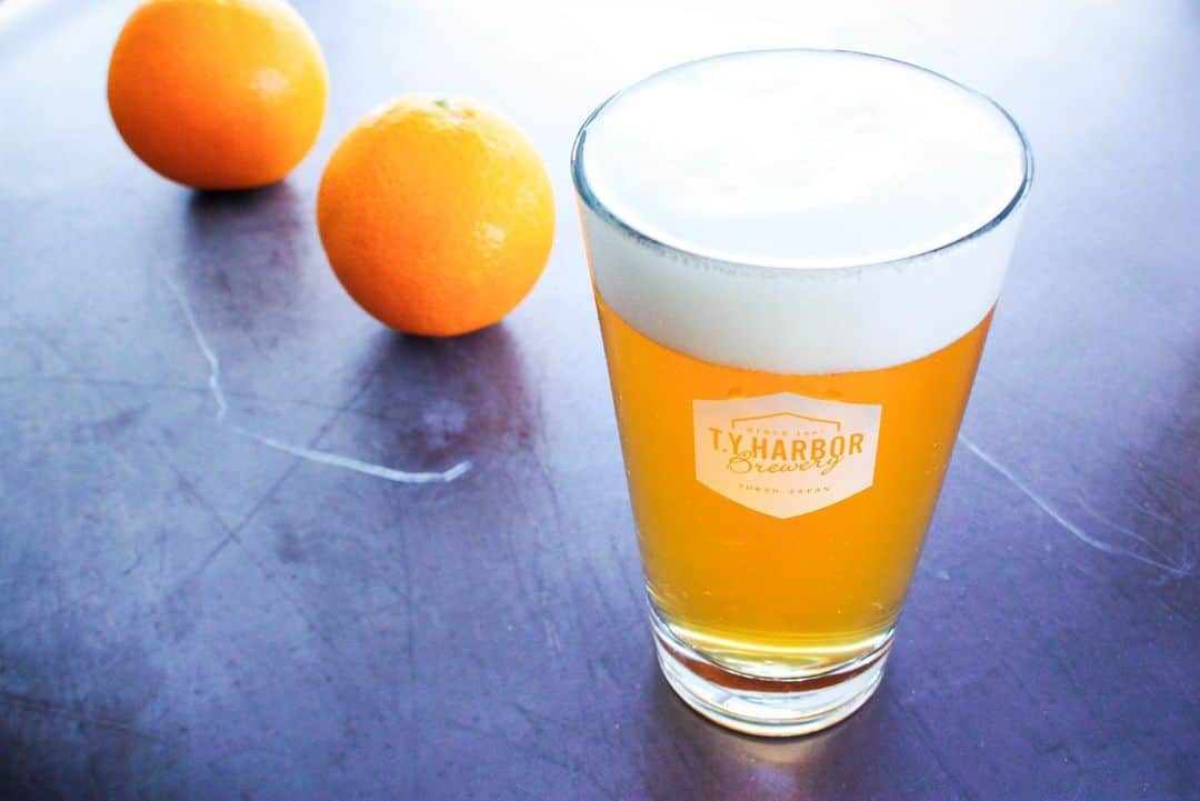 TYSONS&COMPANYさんのインスタグラム写真 - (TYSONS&COMPANYInstagram)「. 10月のシーズナルビールは「オレンジハニー」 オレンジハチミツたっぷりの贅沢なハニービール。 オレンジの香りと苦味、ハチミツの風味と甘み。  アフターに広がる心地よい余韻をお楽しみください。 . Seasonal brew for October is”Orange Honey”. This honey beer is brewed with lavish amounts of oranges and honey. Taste and smell the bittersweet palate along with the aroma for one irresistible glass for the cozy fall time. . #ティーワイハーバーブルワリー #クラフトビール #ビール #オレンジ #ハニービール #シーズナルビール #季節限定醸造 #テラス #ウォーターフロント #天王洲 #東京 #メイドイントウキョウ #タイソンズアンドカンパニー #tyharborbrewery #beer #orange #honeybeer #seasonalbeer #craftbeer #tennoz #shinagawa #tokyo #madeintokyo #tysonsandcompany」10月1日 19時56分 - tysonsandcompany