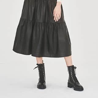 BORDERS at BALCONYのインスタグラム：「「LEATHER SKIRT」はしなやかで肌馴染みが良い、キメ細かなラムレザーを使用。レザーを使うことで、甘過ぎずレディライクなスカートが完成しました。ウエストからヒップにかけてスッキリ細く見えるよう、ほどよくタイトなパターンに仕上げています。今季のパールニットやベーシックボーダーニットとのスタイリンングがおすすめです。」
