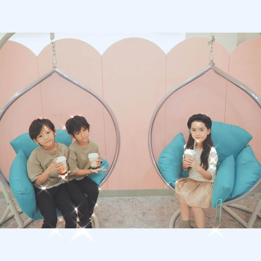 ayakoさんのインスタグラム写真 - (ayakoInstagram)「❤︎ 10月〜‼️も よろしくお願いします！ インフルエンザが流行りだしてるらしく …かかりたくないな😩 * * 運動会の代休だった 昨日はみほちゃん親子 @_miho_7  と原宿デート‼️ 駅に着いた途端 代休原宿デート親子がたくさん😂 * * Galaxy Harajukuに行き、丸々一日 遊びました😂 とにかく楽しい😆 ブログに詳しく書いたので トップページから飛んでね😊 #fashion#coordinate#ootd#trend#outfit#instafashion#twins#love#kidsfashion#twinslove#twinsboys#mamagirl#ママリ#男の子#双子」10月1日 20時21分 - ayaya315