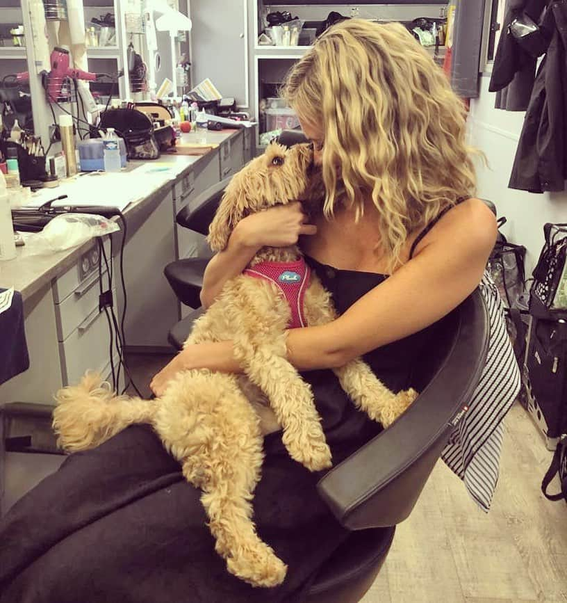 ポピー・デルヴィーニュさんのインスタグラム写真 - (ポピー・デルヴィーニュInstagram)「My on set squeeze. We also see the same hairdresser. 💛 #KissesWithRosie」10月1日 20時18分 - poppydelevingne