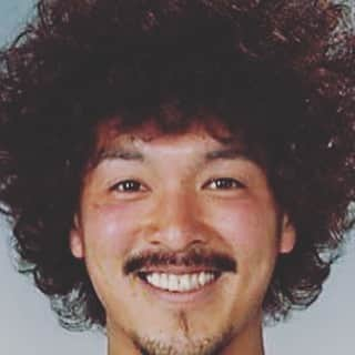 馬場賢治さんのインスタグラム写真 - (馬場賢治Instagram)「今日から10月。 残り9試合。 今まで散々情けない姿を見せてきてしまったから、ここからもう一度気持ち入れ直して行こう！ もっともっと笑顔で元気よく誰よりも毎日を最高に楽しもうと思います！ よく試合中笑ってるって言われることあるけど、気が緩んでるとかじゃなくてたぶん必死に走ってプレーして楽しめてる時なんだと思う。 その感じを岐阜に来て感じれていることが少なかったかもしれない。 何より笑顔でサッカーできているイメージが全く湧かない。 皆さんから沢山のメッセージを頂いて、もっと楽しんで、背負いすぎ、もっと気楽にと言ってくれる人が沢山いて、あーなんかそういう時の自分って余裕がなくて周りが見えてなくて、なんか勘違いして自分がどうにかしてやるって変に意気込んで空回りしてるのをみんな感じてるんだろうなーって、この歳になってそんな風に心配されているのがすごく情けなくなりました。 自分1人でどうにかできるほど力もないのに意気込んで空回りして、そりゃプレーも上手くいくわけないし、チームの力になれるわけない。 もっともっと仲間を信じて、岐阜にも沢山後押ししてくれる人がいるのを忘れないでプレーしないと。 まだまだ残りの9試合で巻き返せるチャンスはあるはず。 声の出せる元気なおっさん？笑 まだまだおっさんではないけど、誰よりも元気に明るくやっていきます！ このアフロ見れば自然とちょっとくらいは笑えるでしょ？ 良い思い出だ笑 そして今になっても元気もらえるいい写真だ！笑  #笑顔で明るく元気よく #毎日を全力で楽しむ #みんなに心配されて元気づけられてまだまだ情けないくらいの未熟者だけど #仲間を信じて #沢山の人達が一緒に闘ってくれる心強さをしっかり感じて #やってやる #alliswell  #インスタで長め失礼します」10月1日 20時23分 - babakenji.0707