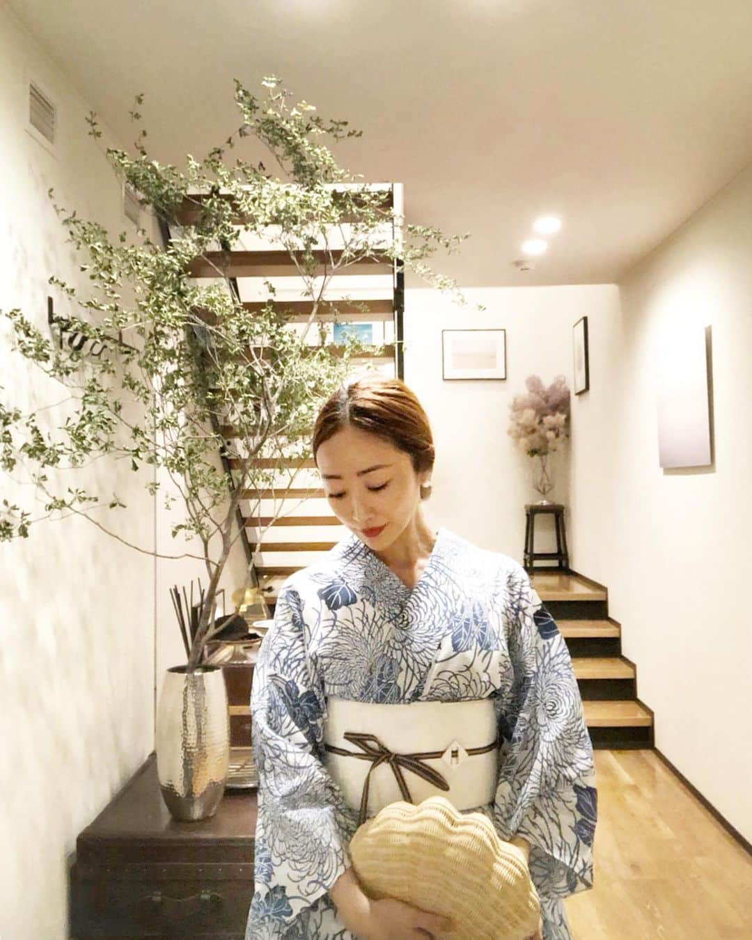 神崎恵さんのインスタグラム写真 - (神崎恵Instagram)「今年最後の浴衣は、白と青。 貝殻のかたちのかごクラッチを合わせて🐚 ブラウンのリップをポイントに💄 髪はいつものように、下でくるっと。 浴衣には、やっぱりタイトにまとめるのが好きです。 ブーゲンビリアもまた来年。 #浴衣ヘア #浴衣」10月1日 20時38分 - megumi_kanzaki