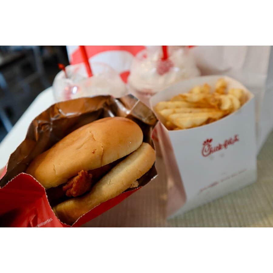 伊藤来笑のインスタグラム：「Chick-fil-A🐔✨ . チキンバーガー専門店🍔 アメリカですごく人気みたいで、 たくさんお店見かけるけどどこも行列！ . ポテトがワッフル型になってたり、 スパイシーチキンバーガーには ピクルスとチキンしか入ってなかったり、 いろいろと衝撃だったけれど めっっっちゃ美味しかったです👏🏻✨ . シェイクが美味しいって聞いたので シェイクも注文しました！あまあま！ . . #チックフィレ #チキンバーガー #アメリカ旅行 #ハンバーガー #シェイク #食べ物グラム #chickfila #chikenburger  #hamburger #shake #instafood」