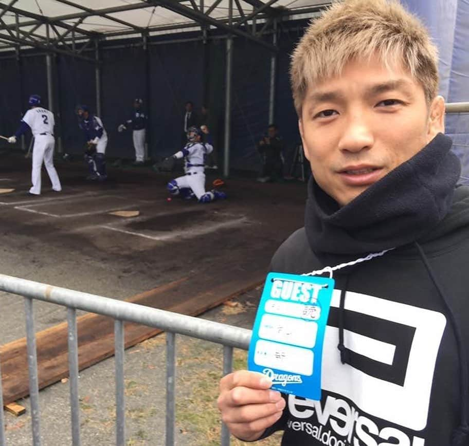 所英男さんのインスタグラム写真 - (所英男Instagram)「中日ドラゴンズ 武山真吾選手が引退。。武山選手とはじめて会ったのは、せんざんの食事会。その頃はベイスターズでしたが、名古屋出身で中日ファンなので、いつかドラゴンズに行きたい。と言っていました。その後、西武に行きトレードで中日に！その頃からちょいちょい球場に入れてもらったり、試合後 会釈してもらったり。そして、ドラゴンズの選手が履いてるシューズに刺繍入れてくれたり、ユニフォームやグッズをいただいたり、ファンとしてめちゃくちゃ嬉しかったです！そんないちファンの僕なんかに昨晩 引退する報告をしてくださり、びっくりとともにやり切った人の晴れ晴れとした空気が伝わってきました。プロ野球というとんでもない場所で15年以上もプレーして気持ちも体も擦り切れてると思います。ゆっくり休んで、次なるステップ、道を切り開いてください！そして、落ち着いたら飲みにいっていろいろ話をさせてください！武山さん17年間本当にお疲れ様でした！子供の頃から好きだった球団で引退できるなんて、幸せなことだなあ思います。自分もそんな引退ができたら。 #武山真吾 捕手 #中日ドラゴンズ」10月1日 20時31分 - tokorohideo