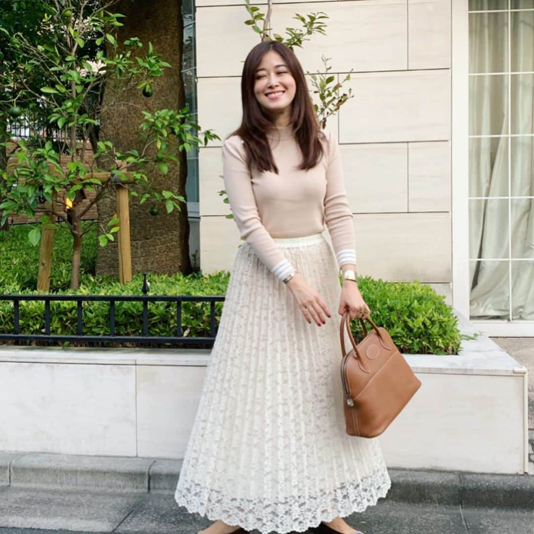 山本みらいさんのインスタグラム写真 - (山本みらいInstagram)「. 今日から10月ですね！ . 2019年ラスト３ヶ月は、 毎日一万歩を目標に歩こう✨ . タクシーはモチロン控えめに、 電車もひと駅手前で歩くぞー！ . そう思って出掛けたら、 歯科の予約に遅刻しそうになり 小走りして汗だく💦 . ラスト３ヶ月は 時間になるべく余裕を持ち、 薄着で過ごすのがベター かもしれない😂 . 画像三枚目が びっくりするほど #がに股 。。 . . #coordinate #同系色コーデ #ベージュコーデ . #bordersatbalcony#hasolas #prettyballerinas#hermes #poem_accessory」10月1日 20時36分 - mirai_yamamoto