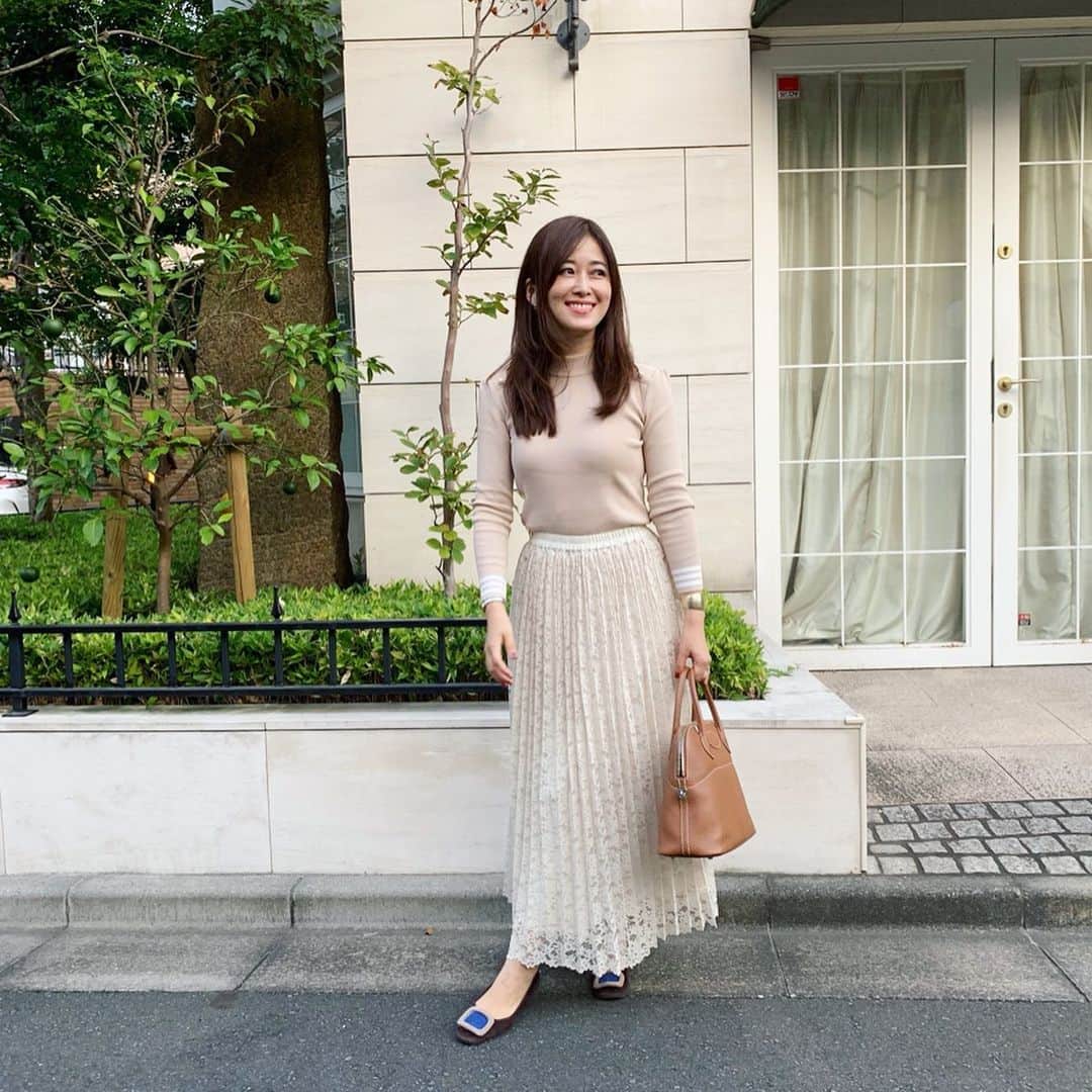 山本みらいさんのインスタグラム写真 - (山本みらいInstagram)「. 今日から10月ですね！ . 2019年ラスト３ヶ月は、 毎日一万歩を目標に歩こう✨ . タクシーはモチロン控えめに、 電車もひと駅手前で歩くぞー！ . そう思って出掛けたら、 歯科の予約に遅刻しそうになり 小走りして汗だく💦 . ラスト３ヶ月は 時間になるべく余裕を持ち、 薄着で過ごすのがベター かもしれない😂 . 画像三枚目が びっくりするほど #がに股 。。 . . #coordinate #同系色コーデ #ベージュコーデ . #bordersatbalcony#hasolas #prettyballerinas#hermes #poem_accessory」10月1日 20時36分 - mirai_yamamoto