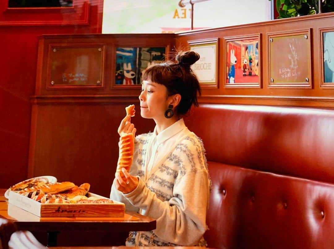 山野ゆりのインスタグラム：「10月スタート✨🍁🍞富士急ハイランド、リサとガスパールタウン内のパン屋さん『カフェブリオッシュ』にて🍞今日から週替わりでパン野ゆりのコラボパンが登場します🥰今週はカラフルなストライプクロワッサン✨🥐可愛いビジュアルだけでなく味もバッチリなので是非お近くにいらしたら食べてみて下さいね🥰  そして10月12〜14日はリサとガスパールのパンフェスも開催🍞✨個性豊かなパン屋さん20店舗が集まる素敵イベントなのですが、パンフェス期間は私のコラボパンも一斉に楽しめるので、是非是非色んな種類を食べてみて下さい🍞✨ 私のパン達と富士急ハイランドの乗物券がセットになったお得な前売券も限定で販売してくれるそうです✨（→富士急ハイランド園内のアトラクションで利用できる乗物1回券、パンフェスロゴ入りトートバック、“パン野ゆり”コラボパン(冷蔵品以外の4種)がセットになったスペシャルセット券を前売限定で販売。値段は3100円）  長くなってしまってごめんなさいですが、最後にもう一つ🙏10月12日のパンフェス内でトークイベントもさせて頂く事になりました🍞フリーなイベントで12時からになるので、是非近くにいらしたら遊びに来て下さい🥰よろしくお願いします✨  10月も楽しく過ごそうね🐶  #パンフェス #パン #🍞」