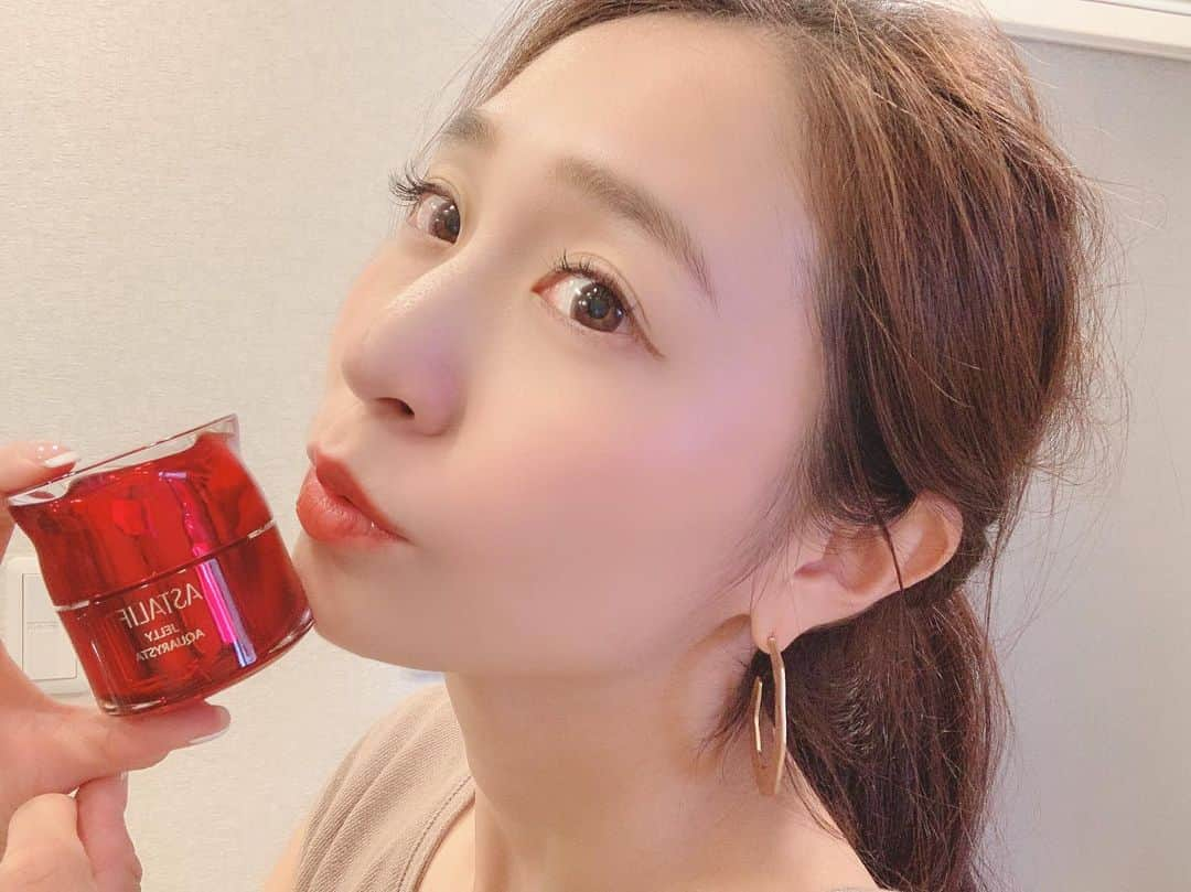 鈴木優美 さんのインスタグラム写真 - (鈴木優美 Instagram)「9月1日にリニューアル発売したアスタリフトの「ジェリーアクアリスタ」❤️ 化粧水前にセラミド補給とスキンケアの土台作りに先行美容液として使用するのですが、すごい❤️ 何がすごいって塗っていくと肌に吸いついて入っていく感じ。 翌朝もちもちでハリが出て嬉しかった😣✨ 30歳と2人出産を経験して、肌のハリなど気にしていたので。。 また経過を投稿させてください❤️ . . . . #アスタリフト #アスタリフトジェリー #セラミド #先行美容液 #保湿ケア #PR #スキンケア #美容 #ママ美容 #2児ママ #アラサーママ #美容好きな人と繋がりたい」10月1日 20時55分 - yumi_kakiuchi