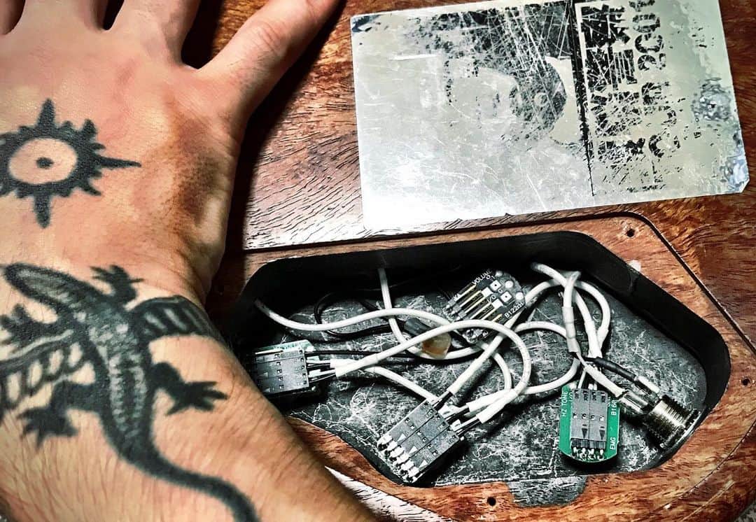 JIGEN のインスタグラム：「理由は色々あるけど、アクティブベースの電池交換が嫌になってしまった。モモナシのアコベは電池ボックスが優秀なので大丈夫だけど、エレキの方が耐えられなくなった。そこで、EMGと言えばアクティブ回路だけど、思い切ってEMGのパッシブに交換…全く問題なし。らしさもあるし電池要らずでNOストレス。」