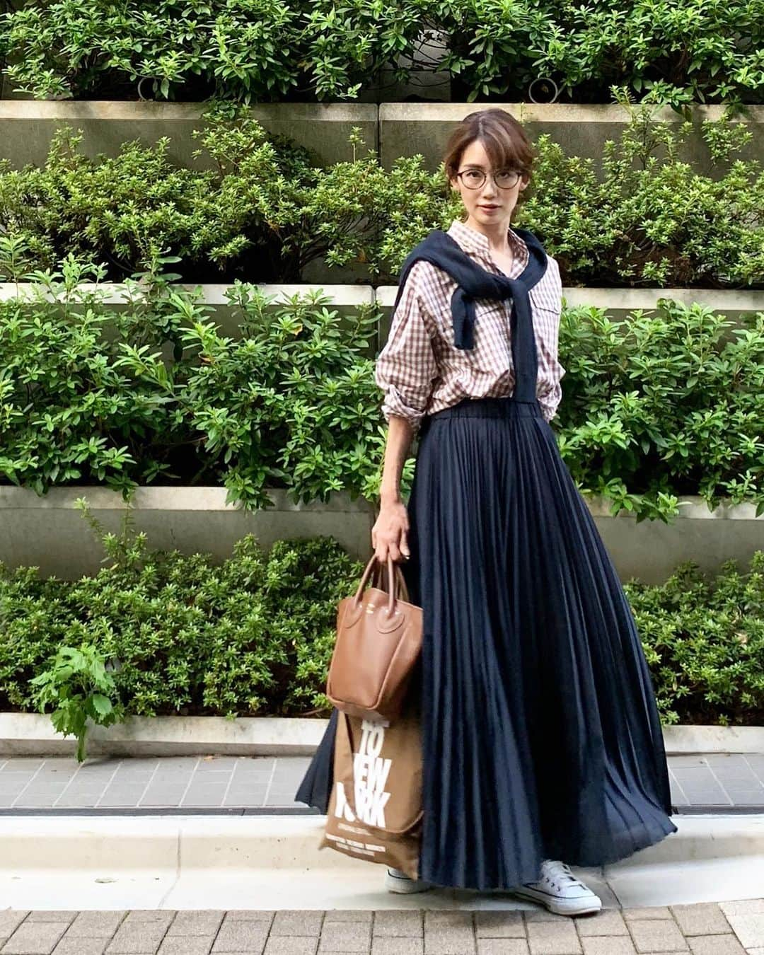 武藤京子さんのインスタグラム写真 - (武藤京子Instagram)「* * 先日のお洋服 * camel×navy×white * #ootd  #シャツ #hstandard #アッシュスタンダード  #プリーツスカート #unitedarrows #ユナイテッドアローズ  #バッグ小 #youngandolsen #ヤングアンドオルセン  #バッグ大 #deuxiemeclasse #ドゥーズィエムクラス  #靴 #converse #コンバース  #ご質問頂いていた #眼鏡 は #jins #ジンズ です #アメブロ更新しました  #STORYブログ更新しました」10月1日 20時53分 - kyokomuto0628