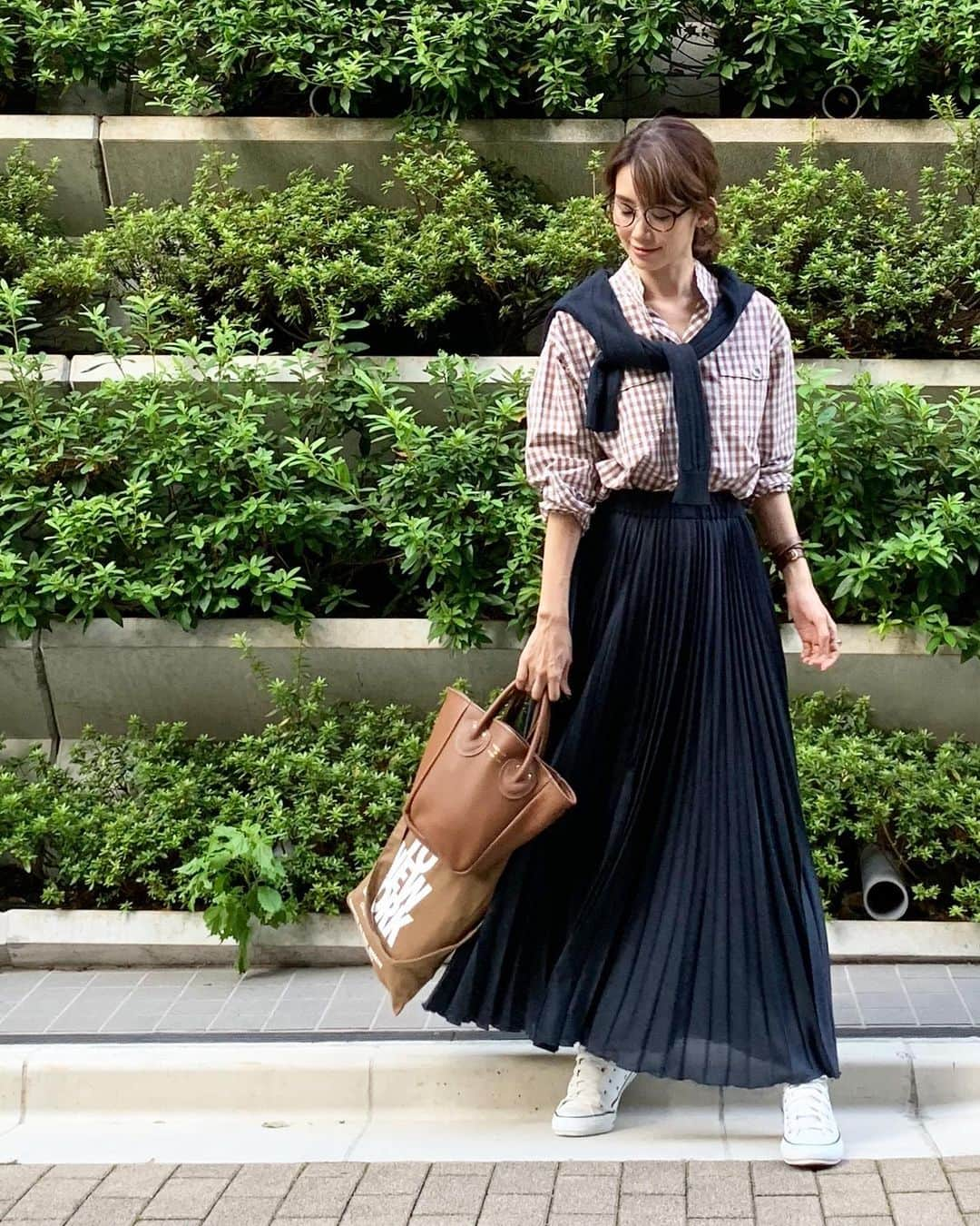 武藤京子さんのインスタグラム写真 - (武藤京子Instagram)「* * 先日のお洋服 * camel×navy×white * #ootd  #シャツ #hstandard #アッシュスタンダード  #プリーツスカート #unitedarrows #ユナイテッドアローズ  #バッグ小 #youngandolsen #ヤングアンドオルセン  #バッグ大 #deuxiemeclasse #ドゥーズィエムクラス  #靴 #converse #コンバース  #ご質問頂いていた #眼鏡 は #jins #ジンズ です #アメブロ更新しました  #STORYブログ更新しました」10月1日 20時53分 - kyokomuto0628