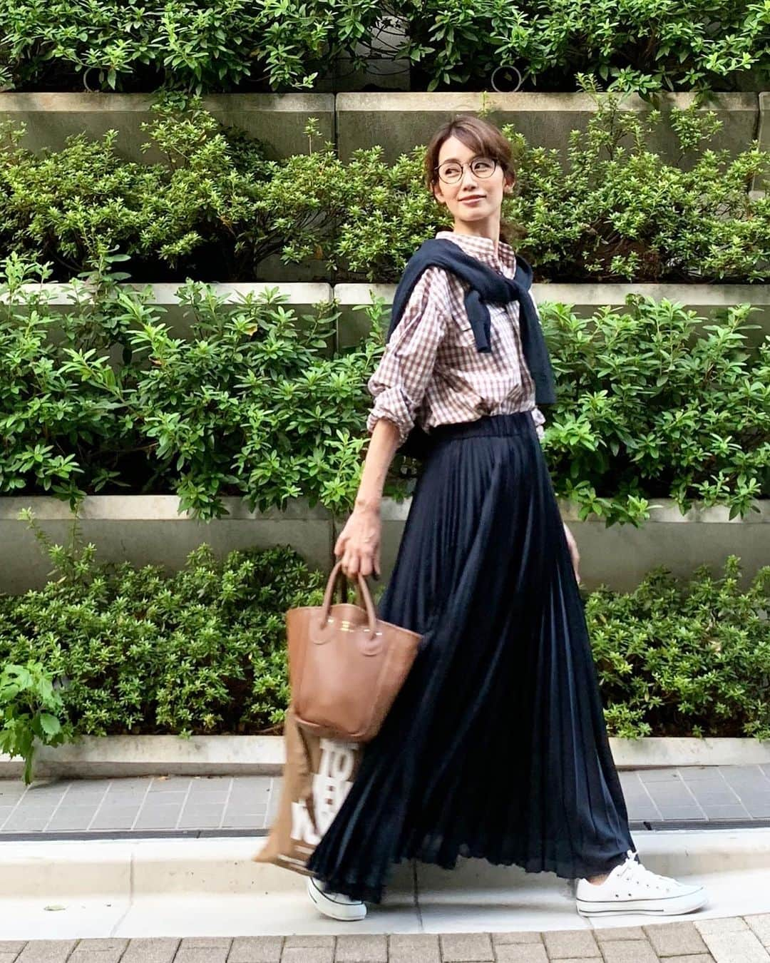 武藤京子さんのインスタグラム写真 - (武藤京子Instagram)「* * 先日のお洋服 * camel×navy×white * #ootd  #シャツ #hstandard #アッシュスタンダード  #プリーツスカート #unitedarrows #ユナイテッドアローズ  #バッグ小 #youngandolsen #ヤングアンドオルセン  #バッグ大 #deuxiemeclasse #ドゥーズィエムクラス  #靴 #converse #コンバース  #ご質問頂いていた #眼鏡 は #jins #ジンズ です #アメブロ更新しました  #STORYブログ更新しました」10月1日 20時53分 - kyokomuto0628