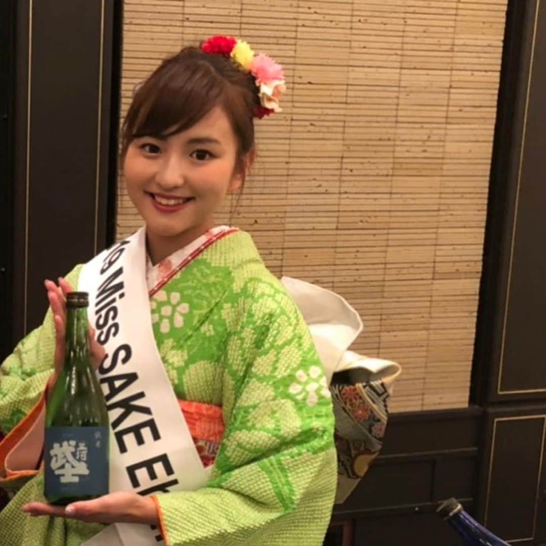 今川あかりのインスタグラム：「みなさまこんばんは💫 2019Miss SAKE 愛媛代表今川あかりです🍶🍊 ・ 本日10/1は、日本酒の日🍶✨ 皆さまいかがお過ごしでしょうか。 今日は日本酒で乾杯をして、日本の古き良き伝統を感じてみてはいかがでしょうか😌 古来、日本酒は神様にお供えする神聖なものとされ、「乾杯」には、神様の前で人々が心をひとつにする願いが込められているそうです。 ・ 私自身、ミス日本酒の活動、そして日本酒を通してさまざまな出会いやご縁があるなと日々感じております。 これからも日本酒を通して日本文化を伝えていくアンバサダーとして活動して参る所存です。 よろしくお願い致します✨」