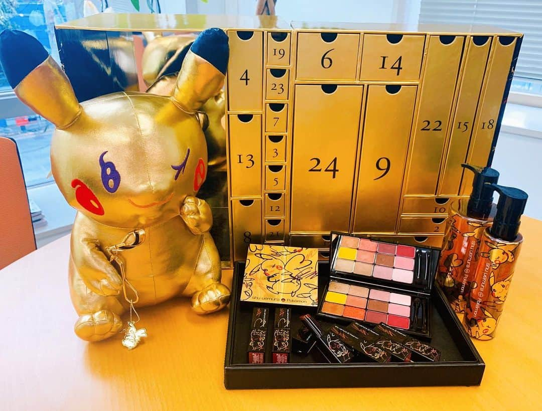 andGIRLさんのインスタグラム写真 - (andGIRLInstagram)「今年のシュウ ウエムラの﻿ ホリデーコレクションはポケモンとコラボした﻿ "ピカシュウ"が登場⚡️﻿ ※ピカシュウの人形と﻿ アドベントカレンダー型ボックスは非売品﻿ ﻿ シュウ ウエムラ仕様のメイクを施した﻿ "ピカシュウ"が所々に散りばめられているんです💗﻿ ﻿ 中でも「ピカシュウ アイ パレット﻿ サンダー ショック」はネーミングにまずズキュン😍﻿ 一見派手そうなカラーかなと思いきや、﻿ 使いやすさ◎で捨て色なし！な優秀パレットなんです✨﻿ 他にも鮮やかカラーのリップ達や限定パッケージに﻿ なったベストセラーのクレンジングオイルなど﻿ 注目アイテムが盛りだくさん🙌🏻💫﻿ ﻿ 第一弾は11/1（金）限定発売﻿ ※10/25（金）予約開始﻿ 第二弾は11/15（金）限定発売﻿ ※11/1（金）予約開始﻿ との事なので要チェックです😘﻿ ﻿ ﻿ #シュウウエムラ #ポケモン #Pokemon﻿ #pikashu #ピカシュウ #ホリデーコレクション﻿ #ホリデー #アイシャドウ #アイシャドウパレット﻿ #コスメ #新作コスメ #2019ホリデーコレクション﻿ #andGIRL #アンドガール」10月1日 21時04分 - andgirl_jp