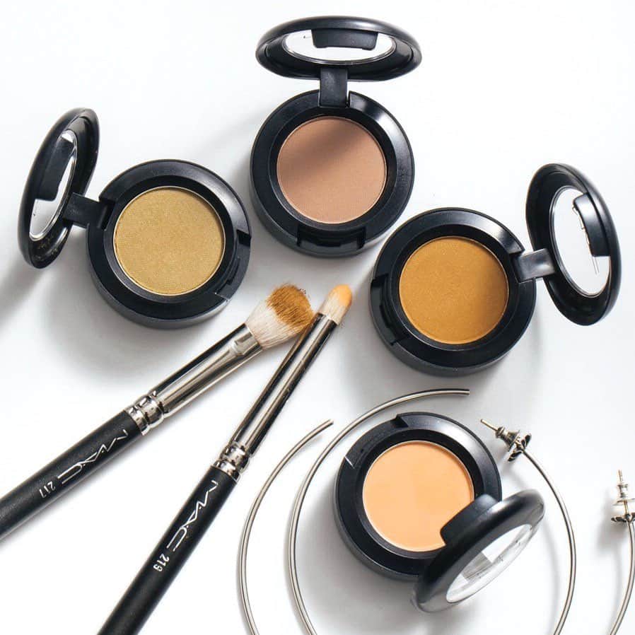 M∙A∙C Cosmetics Japanのインスタグラム：「⠀ 大人気「スモール アイシャドウ」に全36色が仲間入り✨ 定番の茶系シャドウはこっくりとしたカラーをチョイスして 季節感のある目元に🍁 ⠀ ⠀ *9/27(金)オンラインショップ先行発売 *10/4(金)全国発売⠀ ⠀ #MACeyeshadow #MACアイシャドウ ⠀ DESIGN: M·A·C ARTIST RINO KASAI @rino416⠀@macprotokyo PHOTO: @takaki_iwata ⠀ ⠀ ⠀ ⠀ ⠀ #MACCosmeticsJapan #MACコスメ #MACCosmetics #スモールアイシャドウ #メイク #コスメ #メイクアップ #アイシャドウ #新色 #新作コスメ #コスメ紹介 #秋メイク #秋コスメ #アイカラー #アイメイク #ラメメイク #ラメ #ブラウンメイク #ブラウンシャドウ #メイクブラシ #置き画 #ポーチの中身 #お気に入りコスメ #cosmetics #makeup #eyemakeup #eyeshadow #accessory」