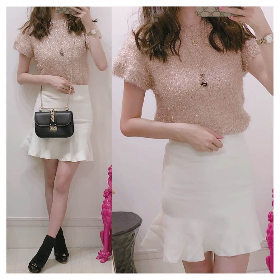 のインスタグラム：「＊﻿ ＊﻿ coordinate 。♡﻿ ﻿ ﻿ tops:eimyistoire﻿ skirt:snidel﻿ shoes:ferragamo﻿ bag:valentino﻿ ﻿ @eimyistoire_official キラキラなニット 。♡﻿ このピンクなカラーが本当にかわいい 。♡﻿ ﻿ ﻿ #coordinate #code #outfit #ootd #wear #fashion #コーディネート #コーデ #コーデ記録 #ファッション #ファッションコーデ #おまみ服 #ferragamo #フェラガモ #valentino #valentinobag #ヴァレンティノ #スナイデル #snidel #eimyistoire #エイミーイストワール #秋服コーデ #秋服 #ミニスカート #ニットコーデ #ferragamoshoes #ニットスカート #靴下コーデ #コーデ日記 #eimy」