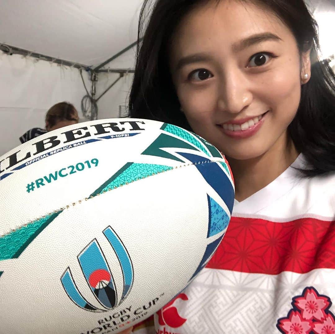 のインスタグラム：「日本🇯🇵vsアイルランド🇮🇪戦 あの素晴らしい試合をファンゾーンでラグビーファンの皆さんと観られたことがまだ昨日のよう😊💓 後半50分のラファエレ選手からのパス→福岡選手のトライからは、これは勝てるぞ！！という熱気がファンゾーン中に満ちていました。 試合終了で日本が勝った瞬間は頭が真っ白になって、ステージに上ってからは涙が止まりませんでした。（MCなのにすみません😭そして声がガラガラですみません） 観客の皆さんと喜びを分かち合ったあの瞬間、生涯忘れません✨ ファンゾーンの雰囲気も最高ですよ😂✨ 好きなものを共有している時間って尊いなぁといつも胸が熱くなります。 . 2015年9月20日。 四年前に日本が南アフリカに勝った時、私はスカパーの控え室で元日本代表の松尾雄治さん達と試合を観ていました。 部屋にいるみんなで泣いて喜んだこと、今でも鮮明に覚えています。 . ラグビーを観て流した嬉し涙をこれからもっともっと増やしたい🙌🏻 この後のサモア戦、スコットランド戦にも勝って、是非1位通過で決勝トーナメントに進んで欲しいです🥺 その為にもみんなで全力で応援しましょう🙌🏻🏉❤️ 今週土曜日は調布会場、日曜日は有楽町会場を担当します！！ #本日もラグビー観戦日和でした #rwc2019 #ラグビーワールドカップ2019  #ファンゾーン #ラグビー #ラグビー女子」