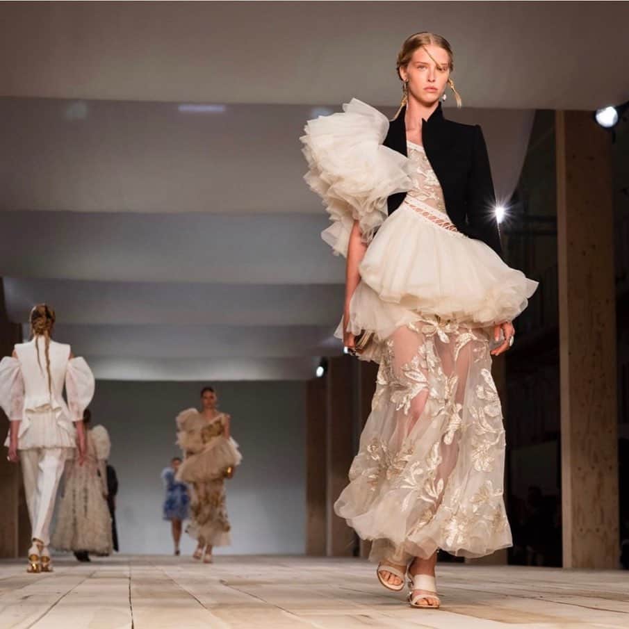 アビー・チャンピオンのインスタグラム：「@alexandermcqueen last night in paris. I was so happy to be a part of this show. The whole process was truly so amazing and I’ve never seen anything like it before. Thank you so much!! 💛 #sarahburton @jesshallettcast」