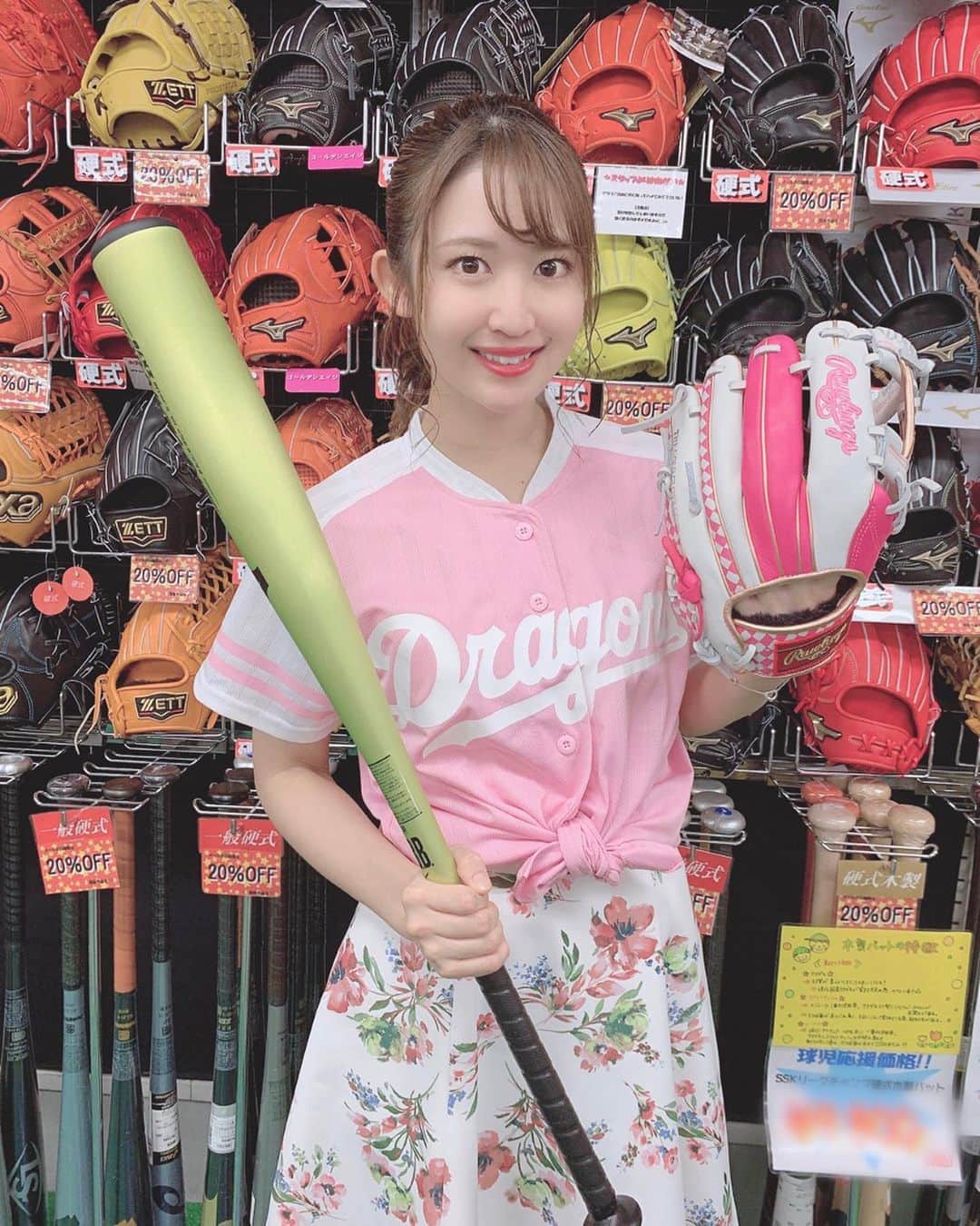 のインスタグラム：「♡ . 中日ドラゴンズ応援番組 ｢ドラゴンズ・ナビゲート｣⚾️🌸 . ドラ・ナビ のロケで、豊田市にある ｢スポーツ品 やまもと｣さんへ😊💕💕 . 沢山の野球用品があって、 見ているだけでも テンション上がりました🌟 . 何とバットとグローブをゲット！！ グローブ可愛すぎる🥺🥺🥺❤️ . . このグッズを持って 練習も参加させて頂いたので また明日投稿します💪🏻💕💕 . . #dragons #dranavi #starcat #nagoya #baseball #uniform #ootd #coordinate #fashion #instagood #instagramjapan #japanesegirl #girls #やまもとスポーツ #スポーツ品やまもと #野球専門店 #中日ドラゴンズ #ドラゴンズ #中日 #スターキャット #キャットチャンネル #ドラゴンズ女子 #ユニフォーム #さわー野球 #沢井里奈」