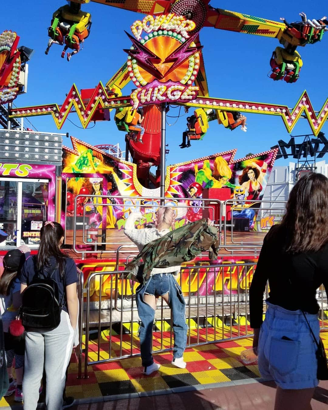 小林レイミさんのインスタグラム写真 - (小林レイミInstagram)「Come back dreamy house 🎠🎡🎢💓 #royalshow #amusementpark #dreaming #lovely #damn #traveldiary #tourism #trip_shot #travelworld #australianfashion #spring #jeans #denimpants #outfit #fashiondiaries」10月1日 21時09分 - _reimi._____