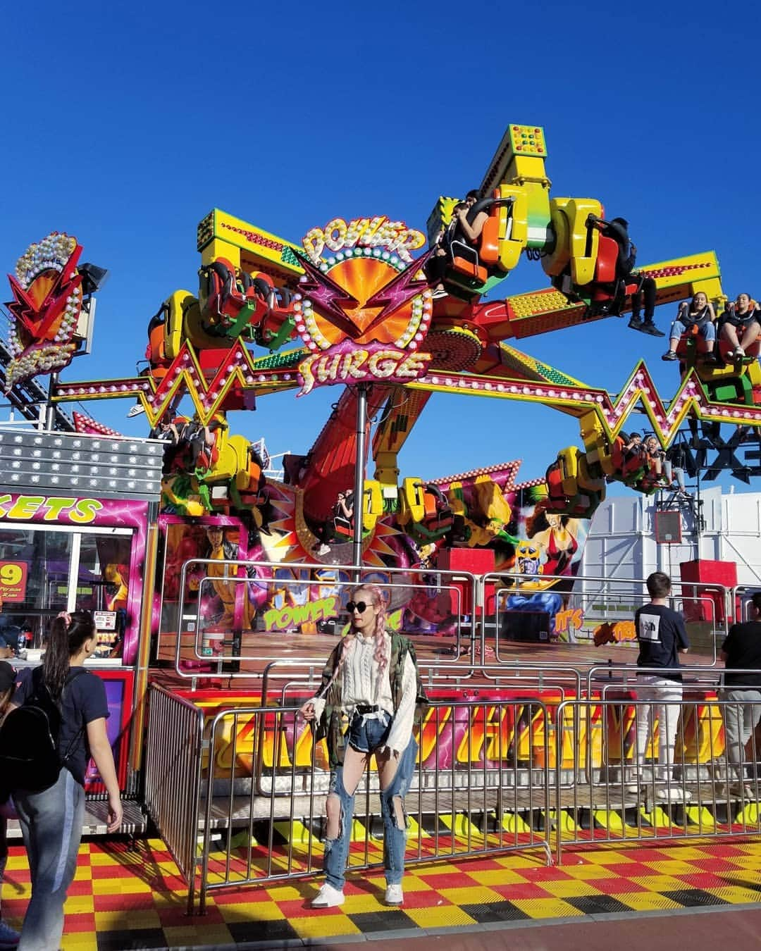 小林レイミさんのインスタグラム写真 - (小林レイミInstagram)「Come back dreamy house 🎠🎡🎢💓 #royalshow #amusementpark #dreaming #lovely #damn #traveldiary #tourism #trip_shot #travelworld #australianfashion #spring #jeans #denimpants #outfit #fashiondiaries」10月1日 21時09分 - _reimi._____