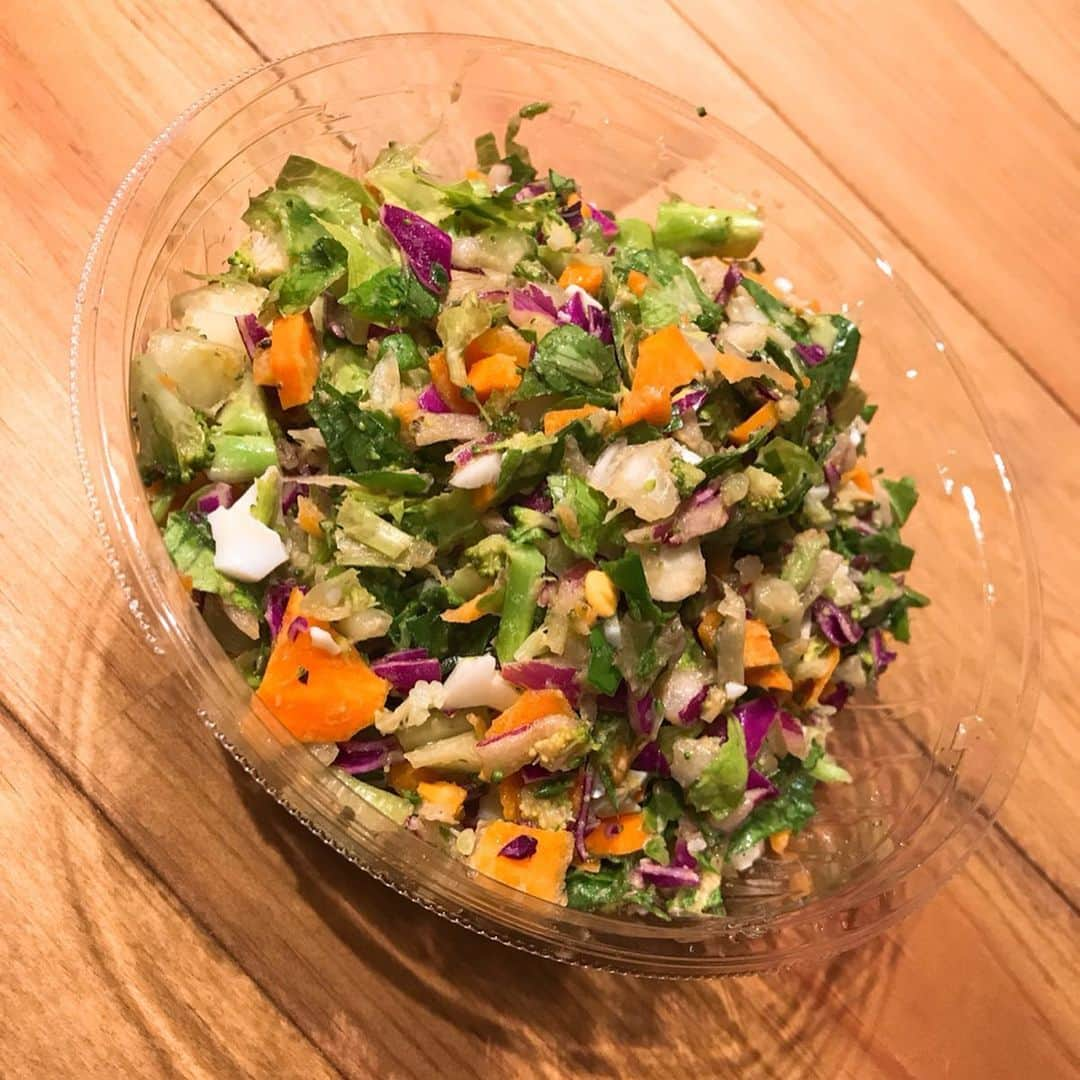 ダイキさんのインスタグラム写真 - (ダイキInstagram)「今日の夕飯🥗 CRISP SALAD WORKS カスタムサラダ (ロメインレタス、ほうれん草、シラントロ、セロリ、人参、ブロッコリー、赤キャベツ、レッドオニオン、スナップエンドウ、ゆでたまご) ドレッシング(バジルオニオン) #ヒゲ #ラーメン封印中」10月1日 21時11分 - daiki_sugiura0619