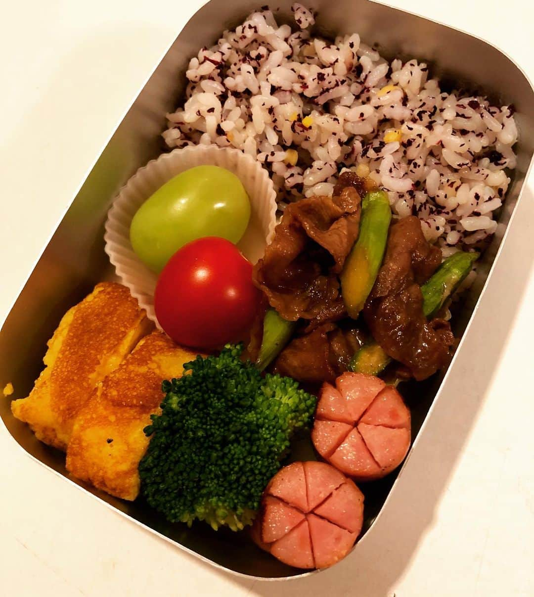 甘糟記子さんのインスタグラム写真 - (甘糟記子Instagram)「昨日の姫のお弁当( ^ω^ )  昨日は都民の日で息子殿は休みなのに、姫は運動会の予行練習があって登園。  しかもお弁当の日だ〜(＞人＜;) 簡単にお肉とアスパラを焼いて、あとはだし巻き卵、ウィンナー、ブロッコリー、トマト、シャインマスカット！  そして休みの息子殿と私はお台場へ天気の子を観に行きました(≧∀≦) 時間的に4DXしかやってなくて、4DXで観たんだけど、、、 水が結構飛んでくるので、ポップコーンが危険！（笑）  お台場のユナイテッドシネマのバター醤油とキャラメルは私の中の鉄板です！！（笑）  風の演出は良かったけど、あとのスモークや、シャボン玉とかは映像が完成度高いからあまり必要ないのかも？なんて（笑）  あくまで個人的な感想です( ^ω^ )  そしてお昼はエッグスシングスでロコモコと、抹茶のパンケーキ(๑˃̵ᴗ˂̵) うちの子目玉焼き大好きなので、ロコモコの上の目玉焼きを別にしてもらって、お醤油をもらって食べてます（笑）  食後は大好きなドラゴンボールヒーローズのゲームもして！  なんかシークレットのカードが出たらしく、めっちゃ喜んでた（笑）  たまには息子殿と2人でこんなのもいいですよね(≧∀≦) #甘糟ご飯#ご飯#昼ごはん#ランチ#ランチボックス#弁当#焼肉弁当#エッグスシングス#お台場#ユナイテッドシネマ #ドラゴンボールヒーローズ」10月2日 8時09分 - norihey924