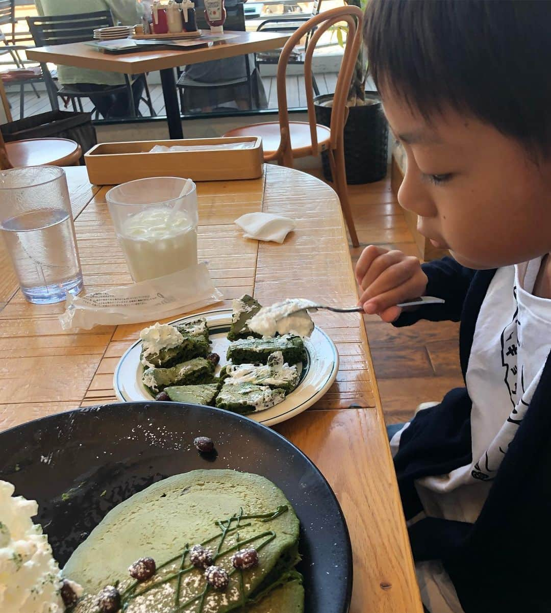 甘糟記子さんのインスタグラム写真 - (甘糟記子Instagram)「昨日の姫のお弁当( ^ω^ )  昨日は都民の日で息子殿は休みなのに、姫は運動会の予行練習があって登園。  しかもお弁当の日だ〜(＞人＜;) 簡単にお肉とアスパラを焼いて、あとはだし巻き卵、ウィンナー、ブロッコリー、トマト、シャインマスカット！  そして休みの息子殿と私はお台場へ天気の子を観に行きました(≧∀≦) 時間的に4DXしかやってなくて、4DXで観たんだけど、、、 水が結構飛んでくるので、ポップコーンが危険！（笑）  お台場のユナイテッドシネマのバター醤油とキャラメルは私の中の鉄板です！！（笑）  風の演出は良かったけど、あとのスモークや、シャボン玉とかは映像が完成度高いからあまり必要ないのかも？なんて（笑）  あくまで個人的な感想です( ^ω^ )  そしてお昼はエッグスシングスでロコモコと、抹茶のパンケーキ(๑˃̵ᴗ˂̵) うちの子目玉焼き大好きなので、ロコモコの上の目玉焼きを別にしてもらって、お醤油をもらって食べてます（笑）  食後は大好きなドラゴンボールヒーローズのゲームもして！  なんかシークレットのカードが出たらしく、めっちゃ喜んでた（笑）  たまには息子殿と2人でこんなのもいいですよね(≧∀≦) #甘糟ご飯#ご飯#昼ごはん#ランチ#ランチボックス#弁当#焼肉弁当#エッグスシングス#お台場#ユナイテッドシネマ #ドラゴンボールヒーローズ」10月2日 8時09分 - norihey924