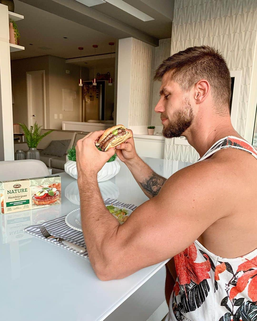 Jonas Sulzbachさんのインスタグラム写真 - (Jonas SulzbachInstagram)「Vai um Hambúrguer aí?? 🍔. Como é bom comer sem peso na consciência né?? A linha Nature de @searabrasil é sensacional pq além de muito gostosa, é 100% natural e sem conservantes artificiais.  Ah, além do hambúrguer que é feito 100% de carne bovina, com 20gr de proteína e só 3 ingredientes, a linha Nature tem também: almôndegas, felizinho de frango com crosta, linguiça de frango, linguiça de pernil, presunto cozido e salsicha de pernil. 😋 @aescolhasaudavel *publi」10月2日 8時03分 - jonassulzbach