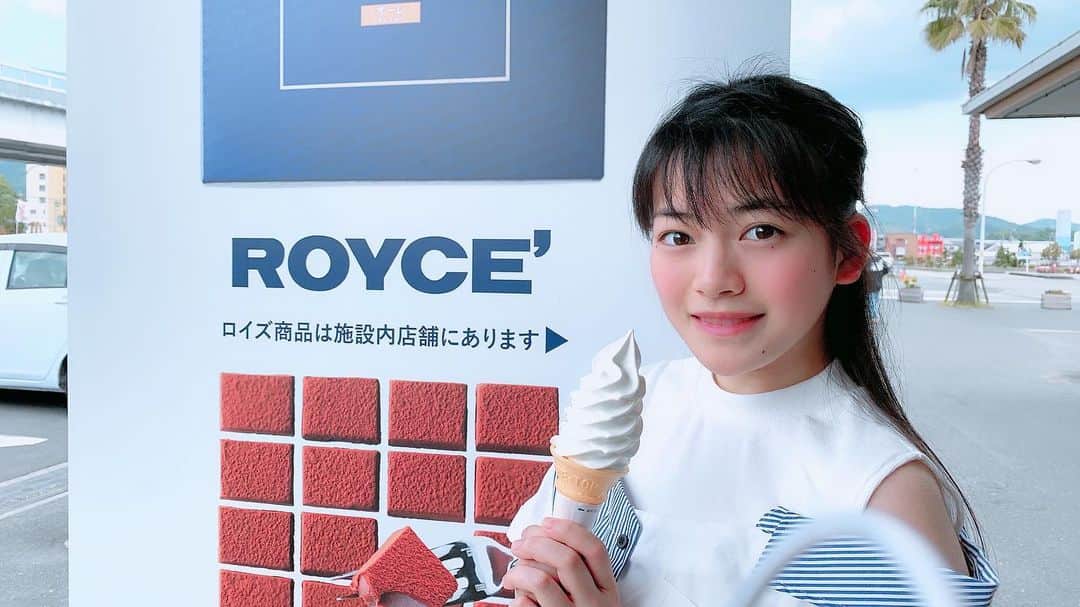 高岡薫さんのインスタグラム写真 - (高岡薫Instagram)「道の駅 みなとオアシスうわじま きさいや広場ではROYCE’のソフトクリームが食べられます🍦 実は、ROYCE’の工場がある北海道当別町と宇和島市は姉妹都市なんです！ まず、当別町と宮城県岩出山町と宇和島市の3都市で姉妹提携されてます！ 宇和島藩の初代藩主、伊達秀宗は岩出山町出身です！廃藩置県が行われるまで伊達家が宇和島を治めていました。このことからまず、岩出山町と宇和島市が姉妹提携を結びました。また、仙台藩伊達家は当別町を開拓したことから、当別町と姉妹提携は姉妹提携を結びました。 この3都市の姉妹提携が宇和島にROYCE’が売られている理由になります！ (わかりづらくてごめんなさい！ぜひ調べてみてください！) お土産売り場でチョコレート🍫が買えます！ 西日本で唯一！ロイズのチョコレートを通年販売してます！！ 道の駅では海鮮丼が食べられます！(他にもメニューたくさんあります！) #宇和島 #ロイズ」10月2日 8時03分 - kaorumba1129