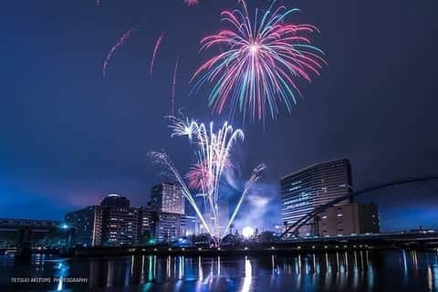 高松いくさんのインスタグラム写真 - (高松いくInstagram)「すっかり秋の空気の中、 今日も半袖レギンスで自転車を走らせ出勤。(寒い) 秋が始まったけど 夏は花火大会行けなかったーー！ 今年もう一回花火を見たい！ 夏みたいに屋台でわいわいってしたい！ 秋のお祭り味わいたい！ 涼しい風に吹かれながら、 ヨガをしたい！ そんな皆様 2019年10月5日（土）・6日（日）、品川区内の水辺エリア各所で「しながわ水辺の観光フェスタ」が開催されます。  フェスタ中、 Yogaを担当させて頂きます。  5日(土) 公園で17:00〜ヨガ (お子さんもご参加大歓迎) 19:00～ 花火大会！！ 約3,000発の打ち上げ花火を予定。品川区内各会場ではマルシェやステージ、ワークショップなどさまざまなイベントが行われます。各会場を結ぶクルーズ船（遊覧船）も運行されますので、品川の水辺めぐりをお楽しみください。 【しながわ水辺の観光フェスタ】  秋の運河花火まつり2019 日時：10月5日（土） 場所：東品川海上公園・天王洲公園 内容：飲食屋台・子供ひろば・ステージショーなど ※花火大会10月5日（土）19:00～ ◾︎Music Herb Garden  w/Shinagawa Sightseeing on the water Festival！  Date:2019.10.5(Sat) Open:10:00 Start:11:00-20:00 ※花火大会は19時頃からスタート Place:東品川海浜公園 屋上庭園 Fee:2500yen ※ 250名限定。中学生までのお子様は無料で入場できますが、お子様単独でのご入場は出来ません。 ※屋上庭園の芝生スペースでのんびりと花火大会終了まで楽しめます。無料エリアは混雑が予想されます。ゆったりとしたスペースでハイセンスな音楽を聴きながらお昼頃からのんびりと花火終了まで過ごすことができます。  DJs: Abura(99FLAGS) トミイマサユキ Go Iwata(Smiletone) DJ送水 aka Happy88(chillhead) seiji animaminimal(Dance of Shiva/Funland Disco) sho pervertti kato(Chilltribe)  Shop: 似顔絵と占いショップ ホロスコ  Deco: Heaven Hug Design  Workshop: ★ジャグリングコーナー 講師:Fuku(逗子マハリタ) 、SAYURI ポイ、デビルスティック、フープなど、色々なジャグリンググッズを講師と一緒に楽しめます。 ★子供と一緒に体験ヨガレッスン 講師:高松いく 17時から約1時間、初心者向けヨガレッスンを開催します。お子様と一緒に参加出来ますし、1人でも友達と一緒でも大丈夫です。ヨガマットなどはご用意しませんので、参加される方はヨガマットやバスタオル等をご持参ください。レッスンは芝生のスペースにて行います。 ★ けん玉検定&けん玉体験コーナー 講師:Yumi Fukuda（けん玉先生・GLOKEN） 息子たちが夢中になれるものを一緒に探し求めけん玉にハマる。昔遊びの域を越えてみたら奥深くって楽しくてたくさんの可能性も秘めてるKENDAMA！一緒に遊べるダマーが増えたらいいなです。 ★ベリーダンス体験ワークショップ  andmore ※東品川海上公園内、屋上庭園にて開催する「Music Herb Gaeden」は、同日開催の「品川水辺の観光フェスタ」との共催になります。  19時から始まる花火大会は、短い時間に1500発もの花火を打ち上げます。間近で見る花火は圧巻の一言で、会場内の屋上庭園にて混雑を避け、芝生の上でのんびりと鑑賞できます。  日中はDJによるチルアウト、エレクトロニカミュージックを聞きつつ、芝生の上で寛いだり、けん玉検定コーナーにジャグリングやベリーダンス、初心者向けヨガレッスンも開催します。また公園内には屋台もたくさん出ますので、お食事などご用意することなくお花見気分で一日中楽しめます。屋上庭園にてお食事やお飲み物の出店もあります。 【東品川海上公園アクセス】 住所:東京都品川区東品川2-6-22 交通アクセス 東京モノレール 天王洲アイル駅 徒歩6分 りんかい線 天王洲アイル駅 徒歩8分 京急線 新馬場駅 徒歩10分  #品川 #運河 #花火大会 #秋 #日本 #祭り #花火 #イベント #ヨガ #yoga #japan #shinagawa #matsuri」10月2日 6時49分 - iku_takamatsu_trip_sup_yoga