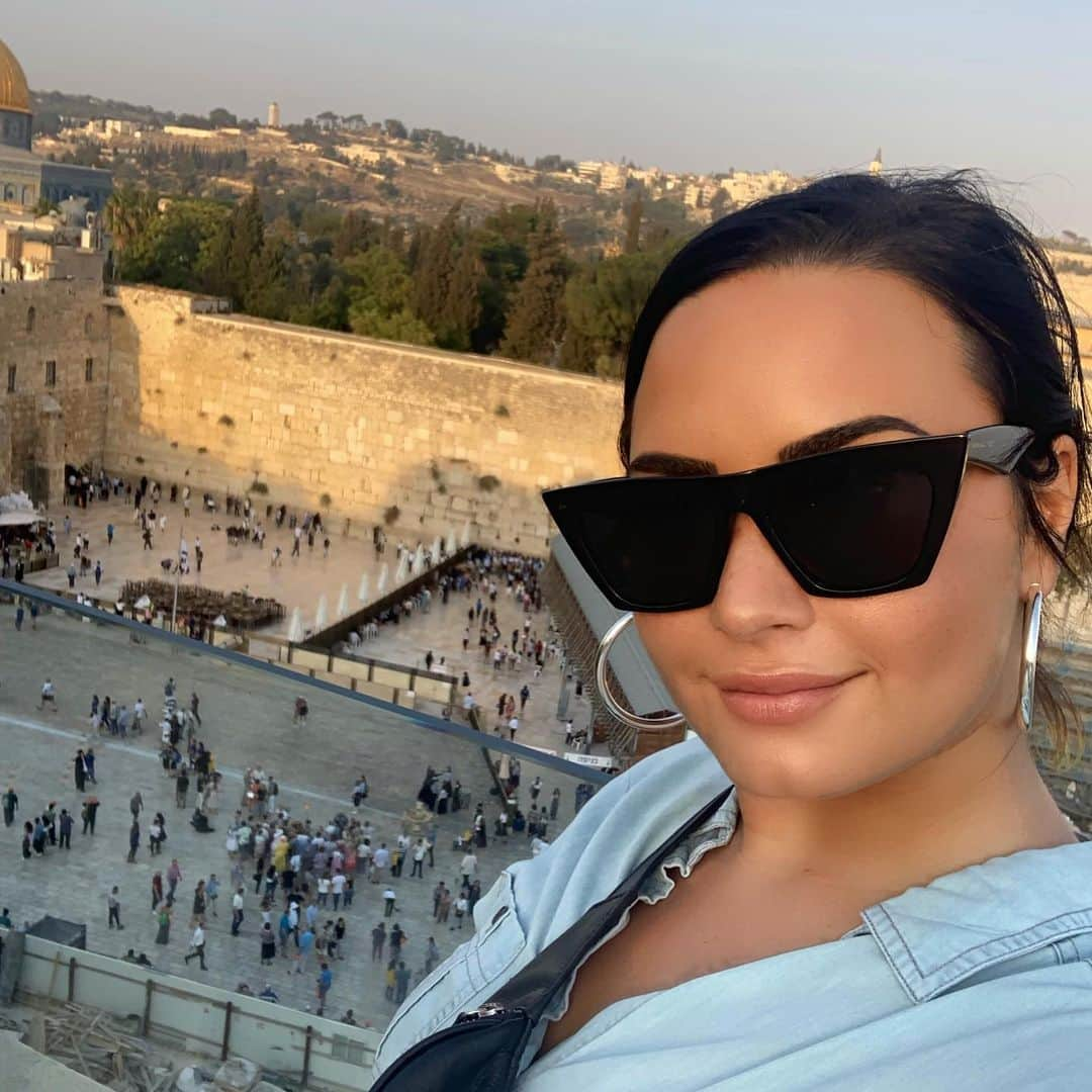 デミ・ロヴァートさんのインスタグラム写真 - (デミ・ロヴァートInstagram)「I am an American singer. I was raised Christian and have Jewish ancestors. When I was offered an amazing opportunity to visit the places I’d read about in the Bible growing up, I said yes.  There is something absolutely magical about Israel.  I’ve never felt such a sense of spirituality or connection to God…something I’ve been missing for a few years now.  Spirituality is so important to me…to be baptized in the Jordan river – the same place Jesus was baptized – I’ve never felt more renewed in my life.  This trip has been so important for my well-being, my heart, and my soul.  I’m grateful for the memories made and the opportunity to be able to fill the God-sized hole in my heart. Thank you for having me, Israel 💗」10月2日 6時48分 - ddlovato