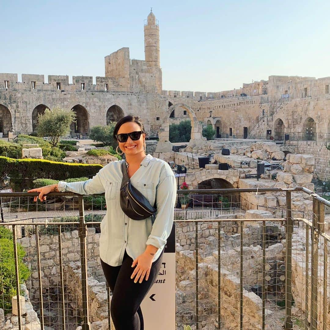 デミ・ロヴァートさんのインスタグラム写真 - (デミ・ロヴァートInstagram)「I am an American singer. I was raised Christian and have Jewish ancestors. When I was offered an amazing opportunity to visit the places I’d read about in the Bible growing up, I said yes.  There is something absolutely magical about Israel.  I’ve never felt such a sense of spirituality or connection to God…something I’ve been missing for a few years now.  Spirituality is so important to me…to be baptized in the Jordan river – the same place Jesus was baptized – I’ve never felt more renewed in my life.  This trip has been so important for my well-being, my heart, and my soul.  I’m grateful for the memories made and the opportunity to be able to fill the God-sized hole in my heart. Thank you for having me, Israel 💗」10月2日 6時48分 - ddlovato