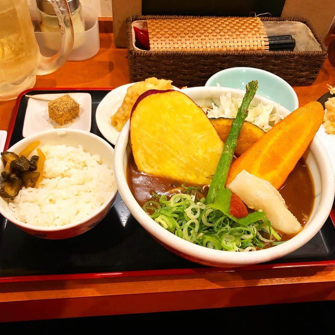 のインスタグラム：「美味しいカレーうどんたべた。  #うどん #カレーうどん #カレー #てんぷら  #天麩羅」