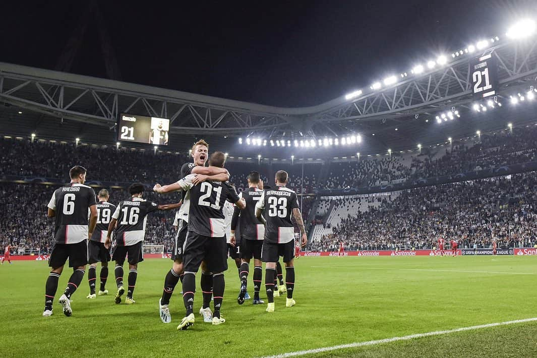 マタイス・デ・リフトさんのインスタグラム写真 - (マタイス・デ・リフトInstagram)「Great win in Turin #UCL Grazie tifosi ⚪⚫ #FinoAllaFine #ForzaJuve @championsleague」10月2日 6時56分 - mdeligt_