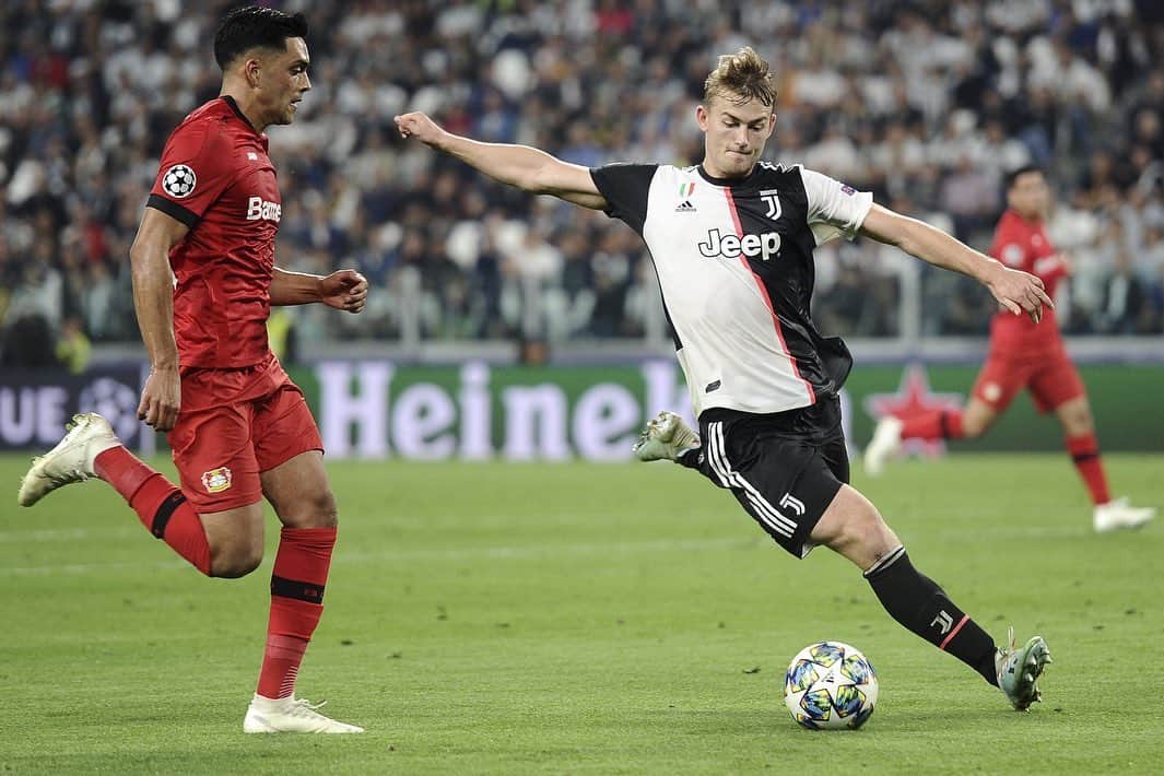 マタイス・デ・リフトのインスタグラム：「Great win in Turin #UCL Grazie tifosi ⚪⚫ #FinoAllaFine #ForzaJuve @championsleague」