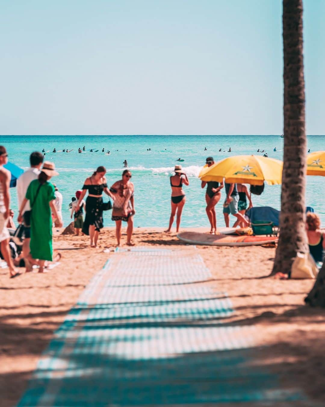 Popits Hawaiiのインスタグラム：「Let the countdown to the Beach begin!⁠ ⁠ ⁠ #popitshawaii #ポピッツ #sandals #charms #alohastate #luckywelivehawaii #waikiki #footwear #thong #happyfeet #flipflops #slippers #ハワイ #ハワイ旅行 #ハワイ好き #ハワイ大好き #ハワイ好きな人と繋がりたい #ビーチサンダル #フラ #フラダンス #占い #summertime #honolulu #oahu #sunnydays」