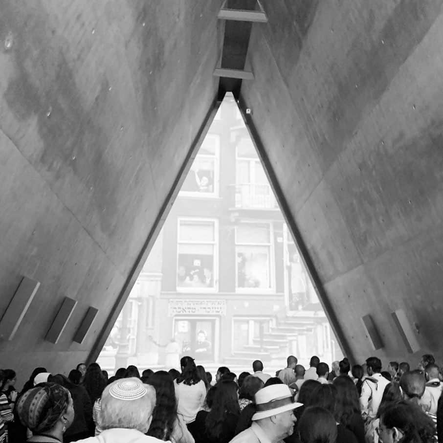 デミ・ロヴァートさんのインスタグラム写真 - (デミ・ロヴァートInstagram)「My heart was absolutely broken in Yad Vashem. This was such a beautiful tribute and a reminder that we can never forget.」10月2日 7時03分 - ddlovato