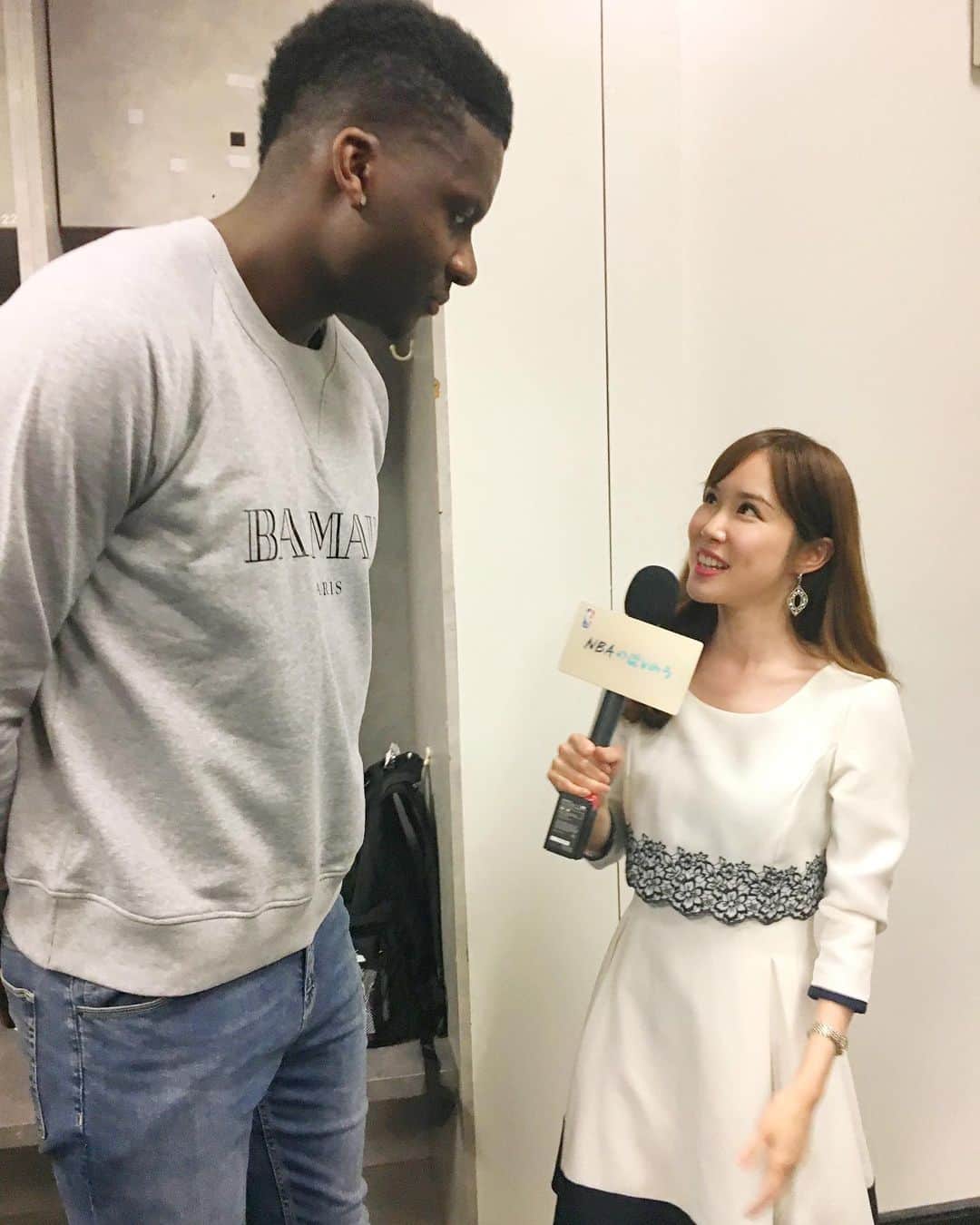 メロディー・モリタさんのインスタグラム写真 - (メロディー・モリタInstagram)「So excited to reveal that I'm flying to Japan tomorrow to report courtside & conduct interviews at the @NBA Japan Games happening next week!!😃🔥✨ As I previously shared, it's been 16 years since an NBA game has been held in Japan, so I'm deeply honored to be a part of it. Many NBA fans are esp. anticipating Russell Westbrook's Houston Rockets debut in Japan, taking on the Toronto Raptors! The NBA Japan Games 2019 Presented by Rakuten will also be viewable for free on RakutenTV!📺 This is such a dream come true moment for many NBA fans that will surely go down in history. Please look forward to it!💪 P.S. Swipe over to see me do some basketball action🙈 (I was used to seeing the players do effortless handling and realized that it is wayyy harder than it looks😂) * 16年ぶりに日本で開催される『NBA #ジャパンゲーム』‼️ 私はコートサイドからのリポート＆インタビューを担当させて頂きます!!🎤🏀 明日、NYから日本へ出発です✈️ * 昨シーズンのNBAチャンピオンであるラプターズ VS new-duo ロケッツ。ラッスル・ウェストブルック選手が移籍後、日本で初のRocketsでのプレーに期待です✨ * この「#NBAJapanGames 2019 Presented by Rakuten」は、RakutenTVでの無料ライブ配信も決定しました！👏 特設サイトに楽天IDでログインして頂くと無料で視聴可能のようです。夢の様なこの試合をアリーナで、又は無料ライブ配信で、思いっきり一緒に楽しみましょう!!😆🙌 * P.S. レッグスルーなどに頑張って初挑戦してみましたが、やはり少しバレエっぽい...😅 スワイプして見てみてください🙈」10月2日 7時09分 - melodeemorita