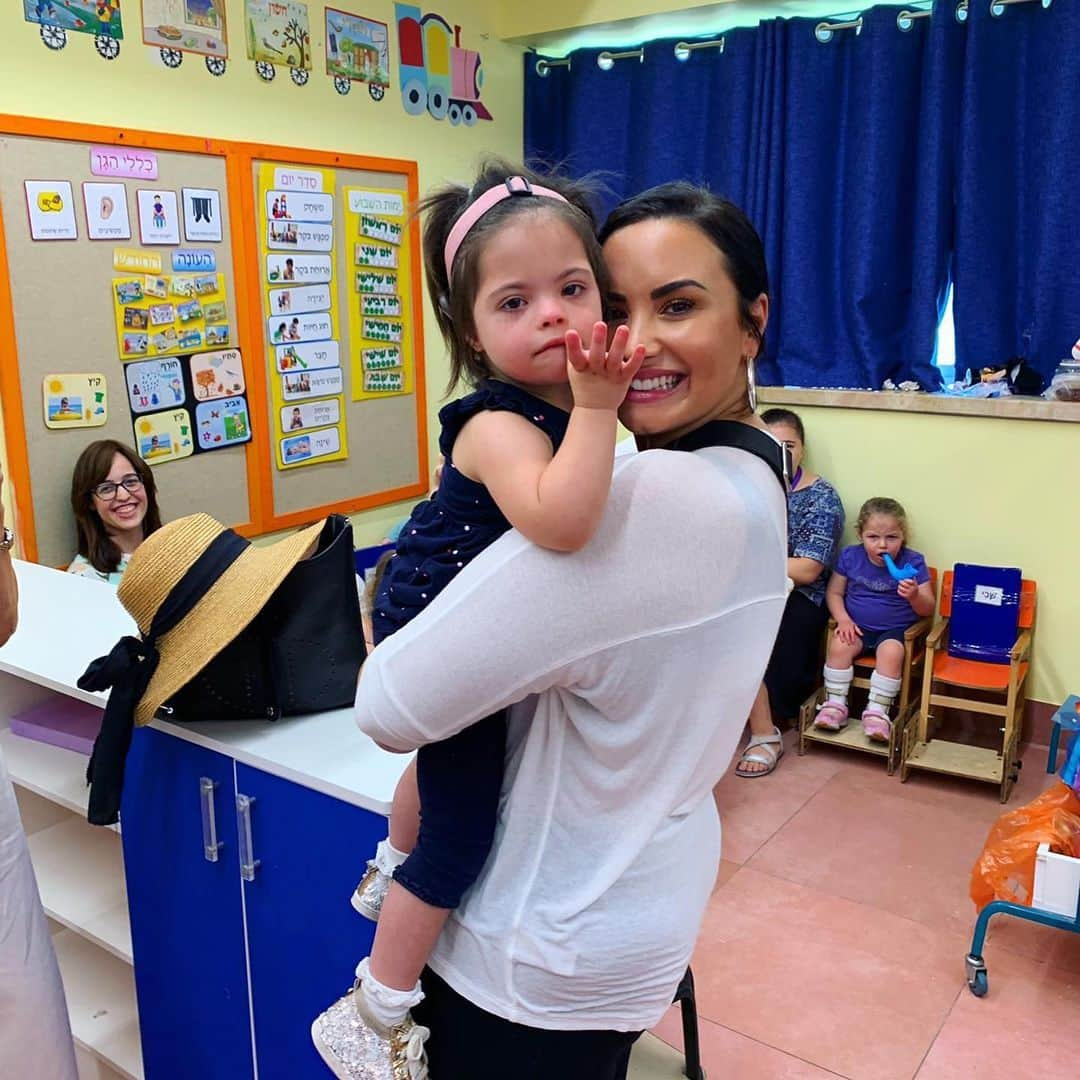 デミ・ロヴァートさんのインスタグラム写真 - (デミ・ロヴァートInstagram)「While I was over there I fell in love with this little beauty at the Shalva National Center. What an amazing center for children with special needs 💗」10月2日 7時12分 - ddlovato