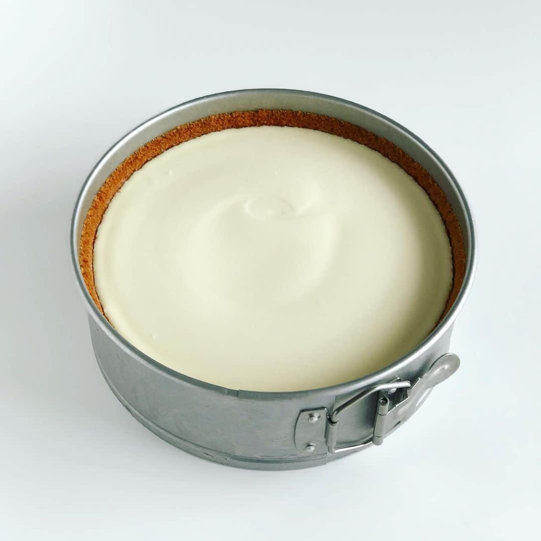 福田里香さんのインスタグラム写真 - (福田里香Instagram)「ハウスオブフレーバーの レアチーズケーキ。 ホルトハウス房子先生の House of Flavorは25周年だそうです。 リボンに書いてありました。 サワークリームの層が絶妙の厚さ。 #続けることの尊さ #丹精な味 #ourclassicsweets」10月2日 7時23分 - riccafukuda