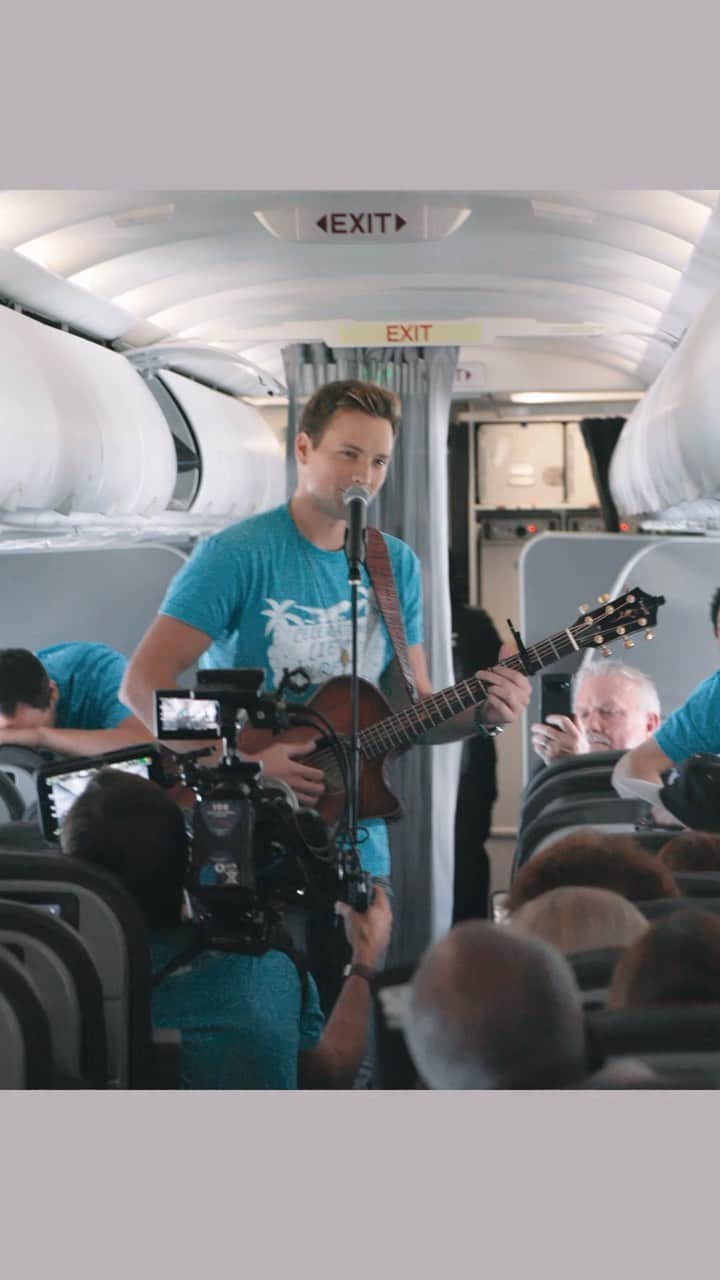 アメリカン航空のインスタグラム：「with cancer fighters, survivors and co-survivors aboard the inaugural flight of our official @su2c plane from Los Angeles to Orlando. A very special thank you to the @rams for seeing us off and to our live inflight entertainment @noahschnacky and @marinayfranklin! ⠀⠀⠀⠀⠀⠀⠀⠀⠀ @hyattregency treated our guests to a once-in-a-lifetime stay, and @universalorlando made sure their weekend was unforgettable. ♥️」