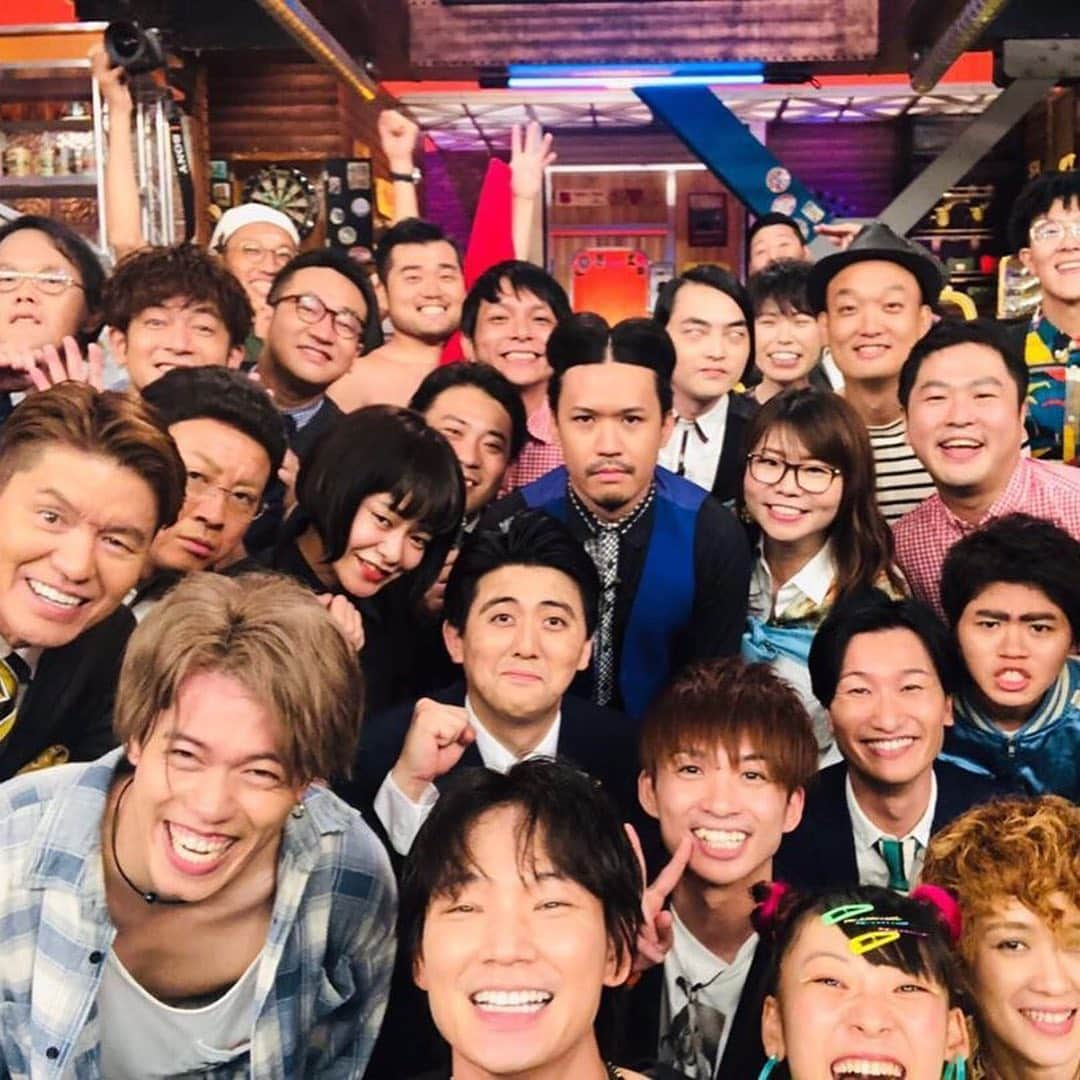 山崎ケイさんのインスタグラム写真 - (山崎ケイInstagram)「「うちのガヤがすいません」 火曜日23:59から見てねー！！！ 綾野剛さんお仕事で何度かご一緒させていただいているのですが、ガヤの収録の時もカメラ回ってない時にわざわざ私たちの近くに寄ってきてくださって「お久しぶりです」と挨拶してくださいました😍  好き😍  @uchino_gaya  #なんで綾野剛のインスタにこいつやねんわらいわらい #安倍首相？」10月2日 7時47分 - kei_yamazaki_aisekistart