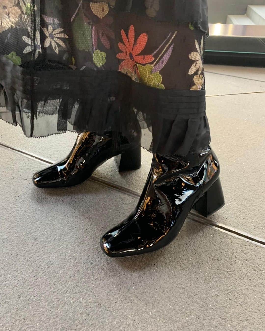 丸山悠美さんのインスタグラム写真 - (丸山悠美Instagram)「仕事終わりに銀ブラ。﻿ ﻿ onepiece... @redvalentino  boots... ‪@schutz.japan‬ ‪@schutzoficial‬﻿ ﻿ スクエアトゥが気になってた矢先に見つけたブーツ。﻿ 履きやすくて美脚に見える、ありがたや。﻿ ﻿ ﻿ 海外セレブも愛用している﻿ ブラジル発シューズブランド﻿ 「SCHUTZ_シュッツ」が日本初上陸✨﻿ ﻿ ‪10月2日（水）から10月8日（火）まで﻿ 銀座三越 2階 GINZAステージでPOP UPを開催。‬﻿ ‪10月16日（水）から11月12日（火）まで期間限定で伊勢丹新宿店２Fでお取り扱いされますよ♡﻿ ﻿ ‪#schutz‬ ‪#シュッツ‬ ‪#銀座三越‬ ‪#伊勢丹新宿店‬#outfit #fashion #instafashion #ワンピースコーデ #coordinate #今日のコーデ #銀座 #ginza #onepiece #ワンピース#コーディネート #コーデ  #tokyo #ootd #ママ #大人カジュアル #きれいめカジュアル #ブーツ #boots #ショートブーツ #redvalentino #秋コーデ #銀ブラ #shoes #服好きな人と繋がりたい #お洒落さんと繋がりたい」10月1日 23時03分 - maruyumi