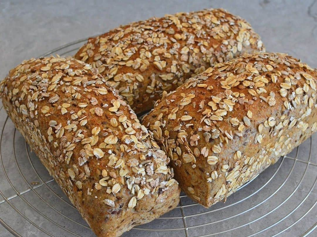 Rie's Healthy Bento from Osloのインスタグラム：「Today was a #baking day. My husband loves bread like these, I used healthy ingredients such as #rye #oats and #barley, still very moist and soft. It has no oil nor sugar in it. #homebaking #homebaked #bread #brød #パン #🍞 #bakeglede #hjemmebakt #matpakke #healthyfood #ryebread」